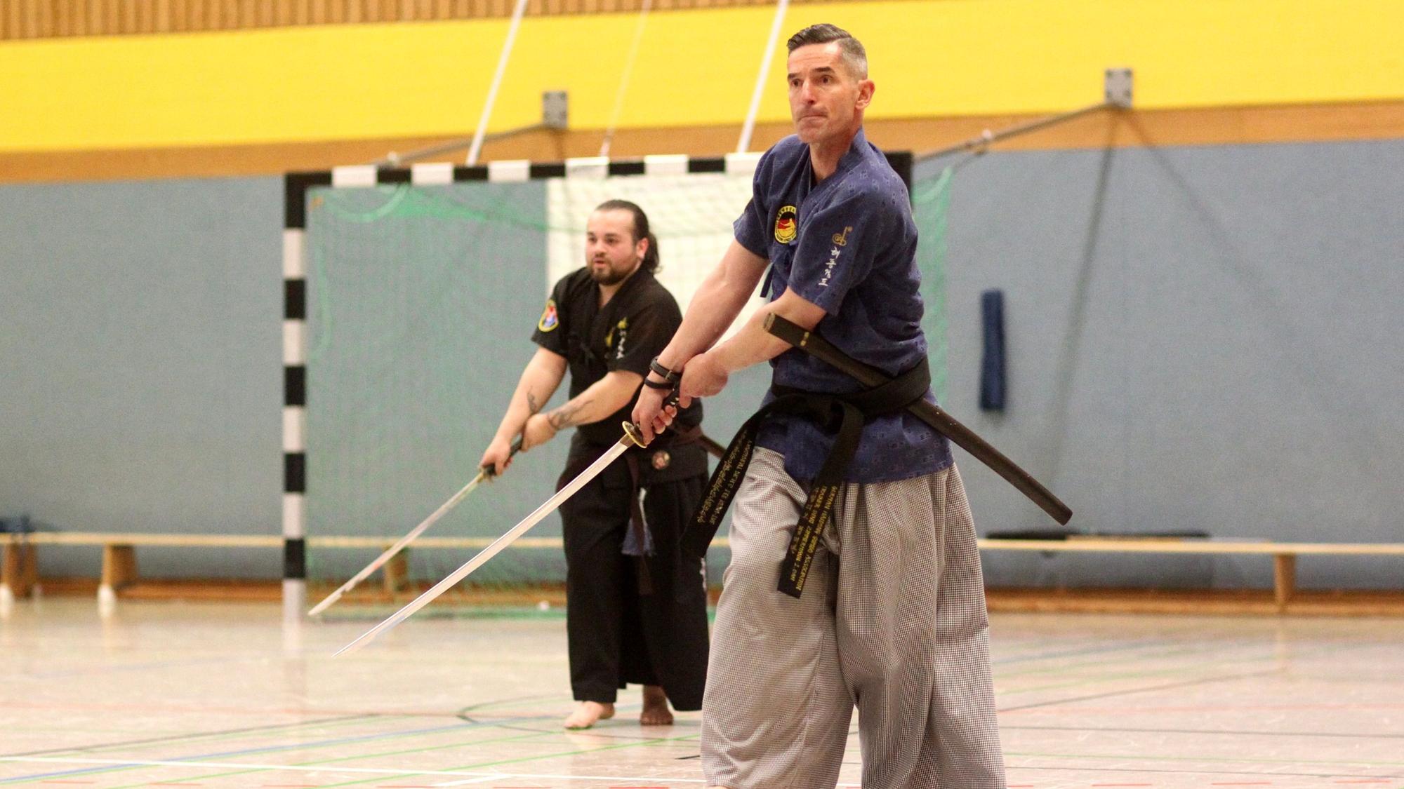 Dino Zimmermann trainiert in Neunkirchen zweimal in der Woche mit seinen Schülern. Der Meister hat den 2. Dan in der Sportart Haidong Gumdo.