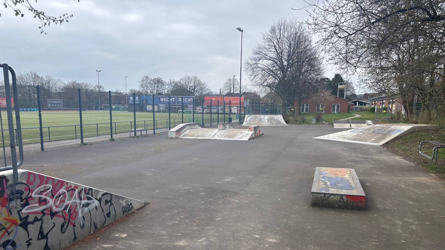Auf dem Bild ist die abgesperrte Skateanlage in Frechen-Königsdorf zu sehen.