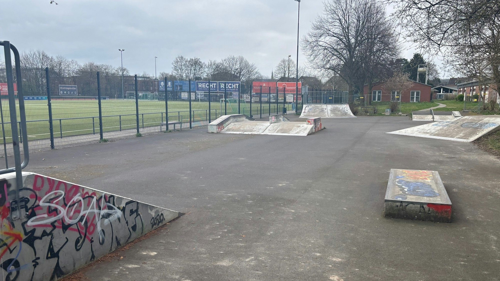 Auf dem Bild ist die abgesperrte Skateanlage in Frechen-Königsdorf zu sehen.