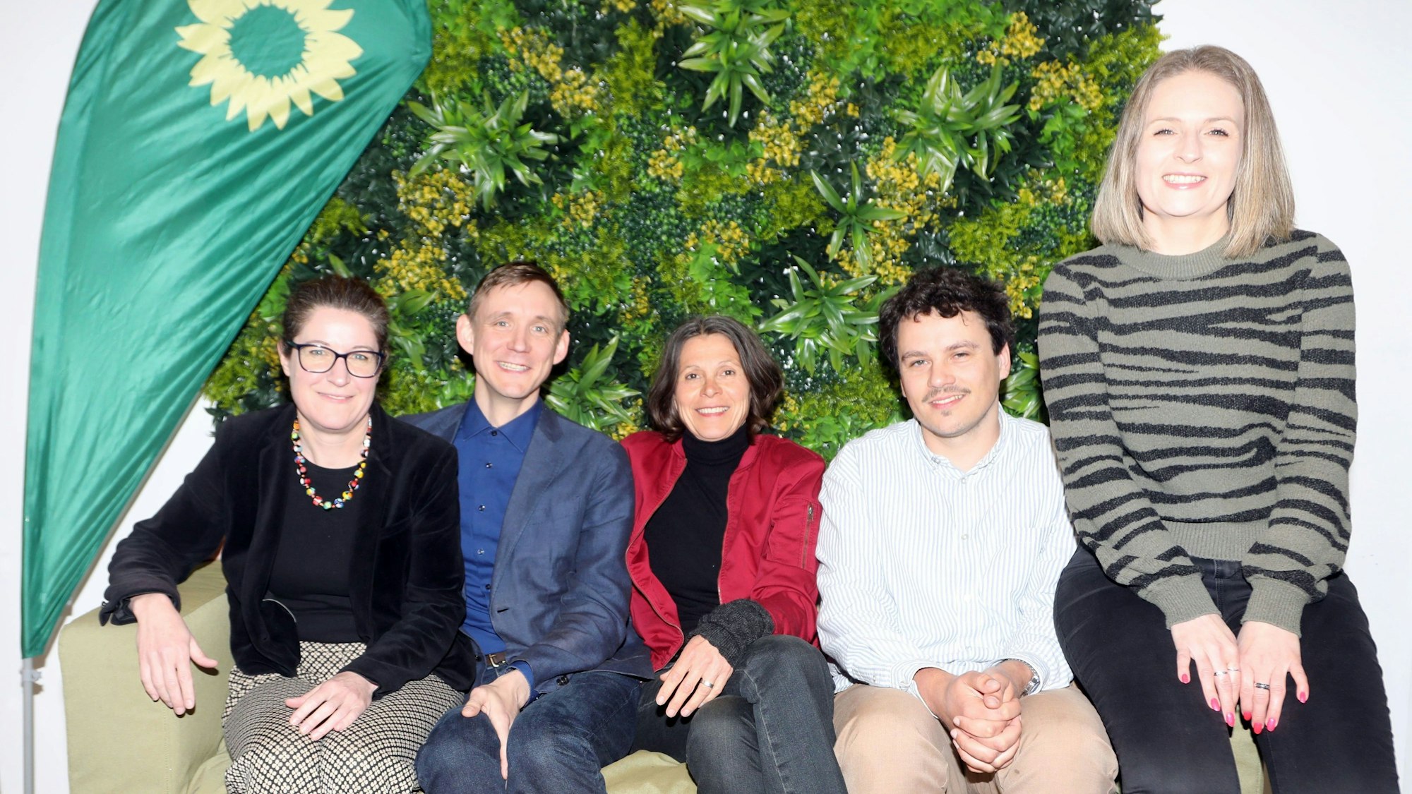 Kirsten Jahn, Lino Hammer, Christine Martin, Cyrill Ibm Salem und Sarah Brunner von den Grünen sitzen auf einem Sofa.