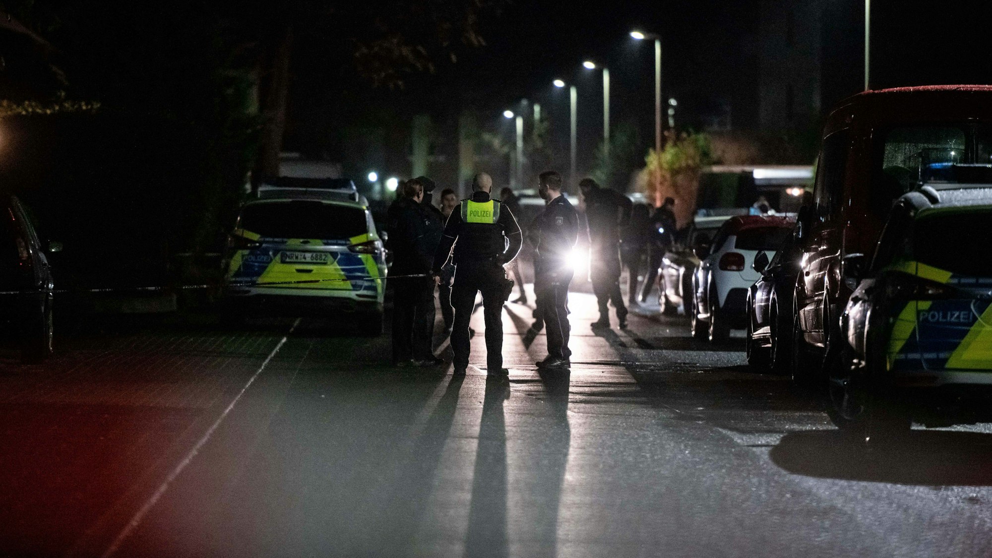 Polizisten sichern einen Tatort, nachdem Schüsse gefallen sind (Symbolfoto).
