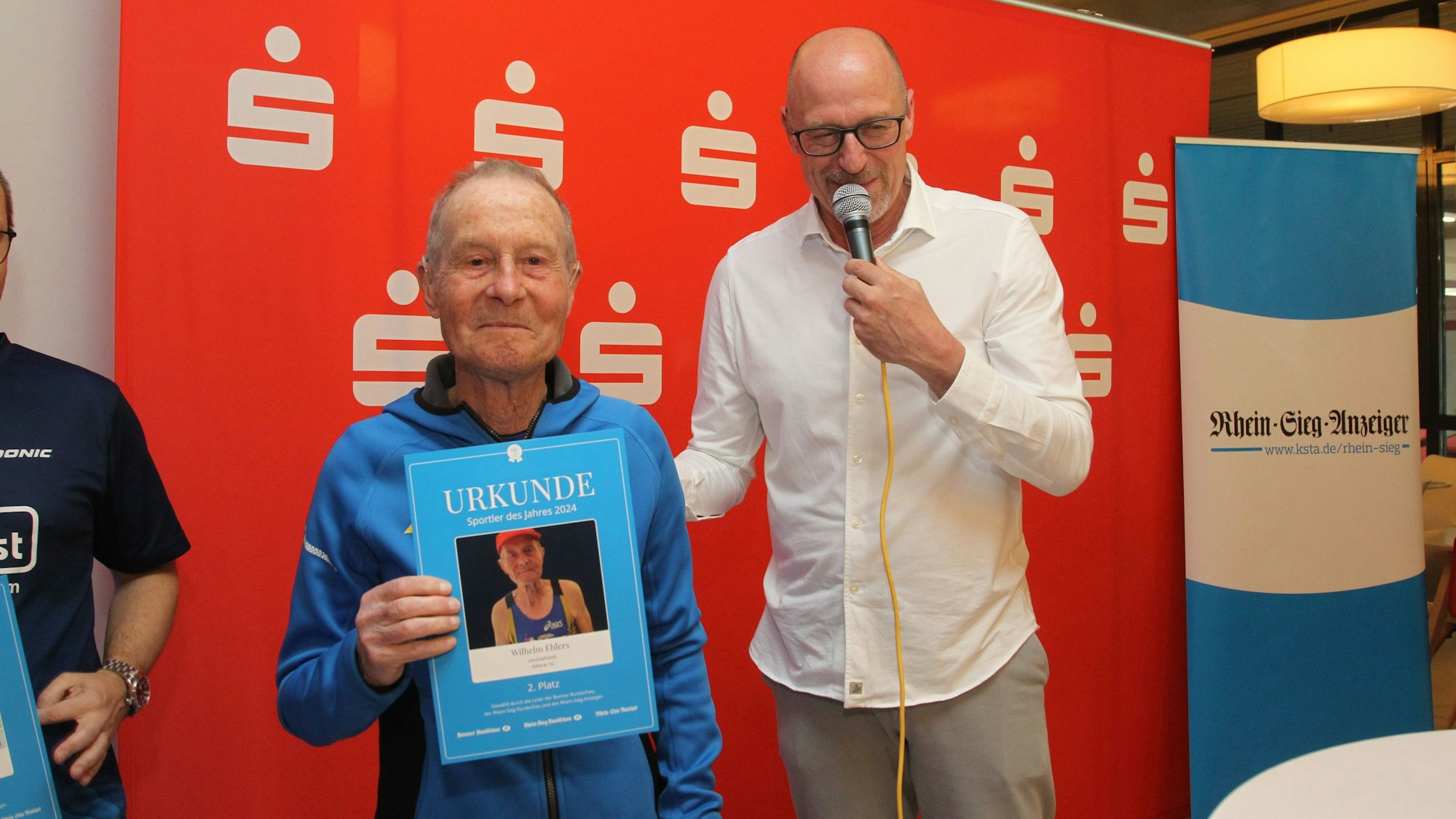 Wilhelm Ehlers (l.) mit Quentin Bröhl bei der Siegerehrung.