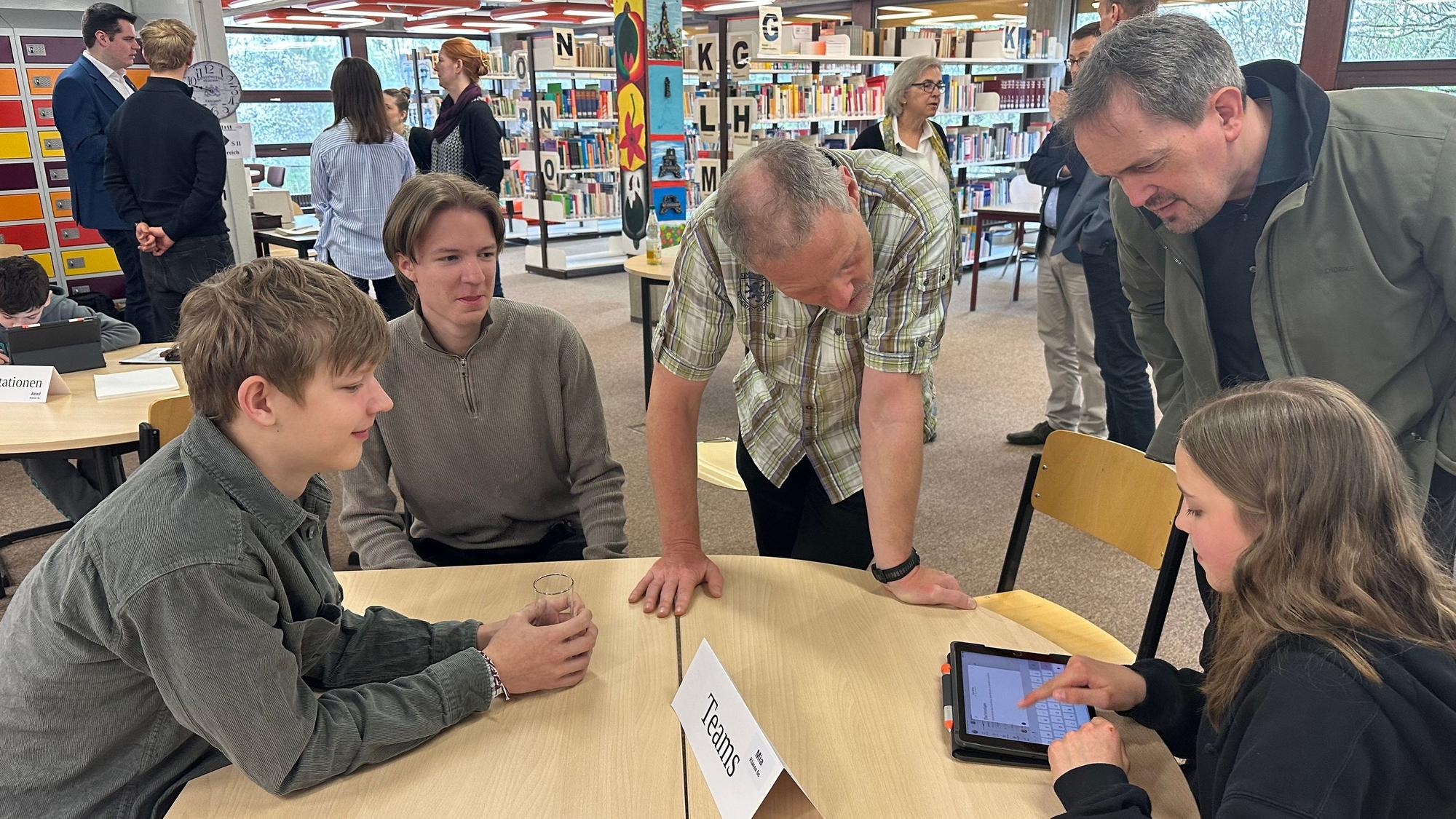 Albert-Einstein-Gymnasium Sankt Augustin: Ville Feddersen, Schüler; Lars Keller, Schüler; Peter Scholl, Lehrer des Digi-Teams und Kurt Löhr, Leiter Fachdienst Digitalisierung und Ausstattung der Stadt Sankt Augustin.