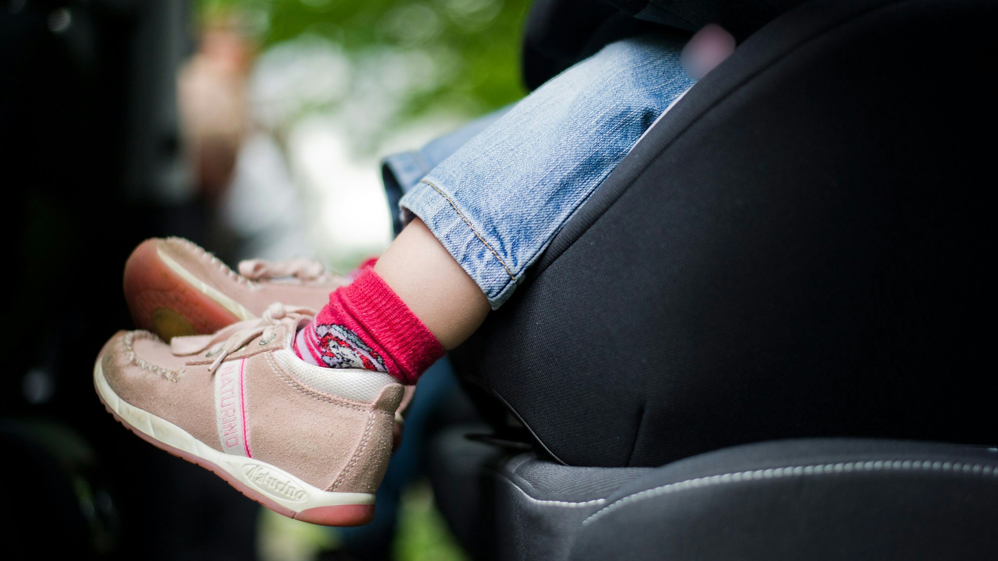 Ein Kind sitzt in einem Kindersitz in einem Auto (Symbolfoto).