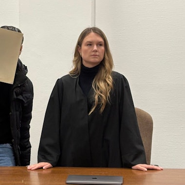 Der Angeklagte Botan I. mit seiner Verteidigerin Julia Stab beim Prozessauftakt im Kölner Landgericht
