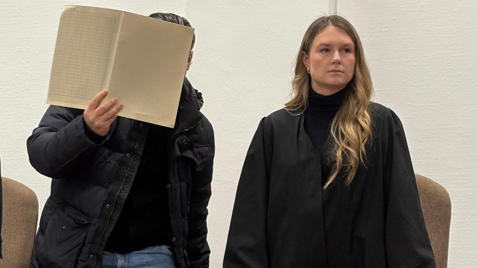 Der Angeklagte Botan I. mit seiner Verteidigerin Julia Stab beim Prozessauftakt im Kölner Landgericht