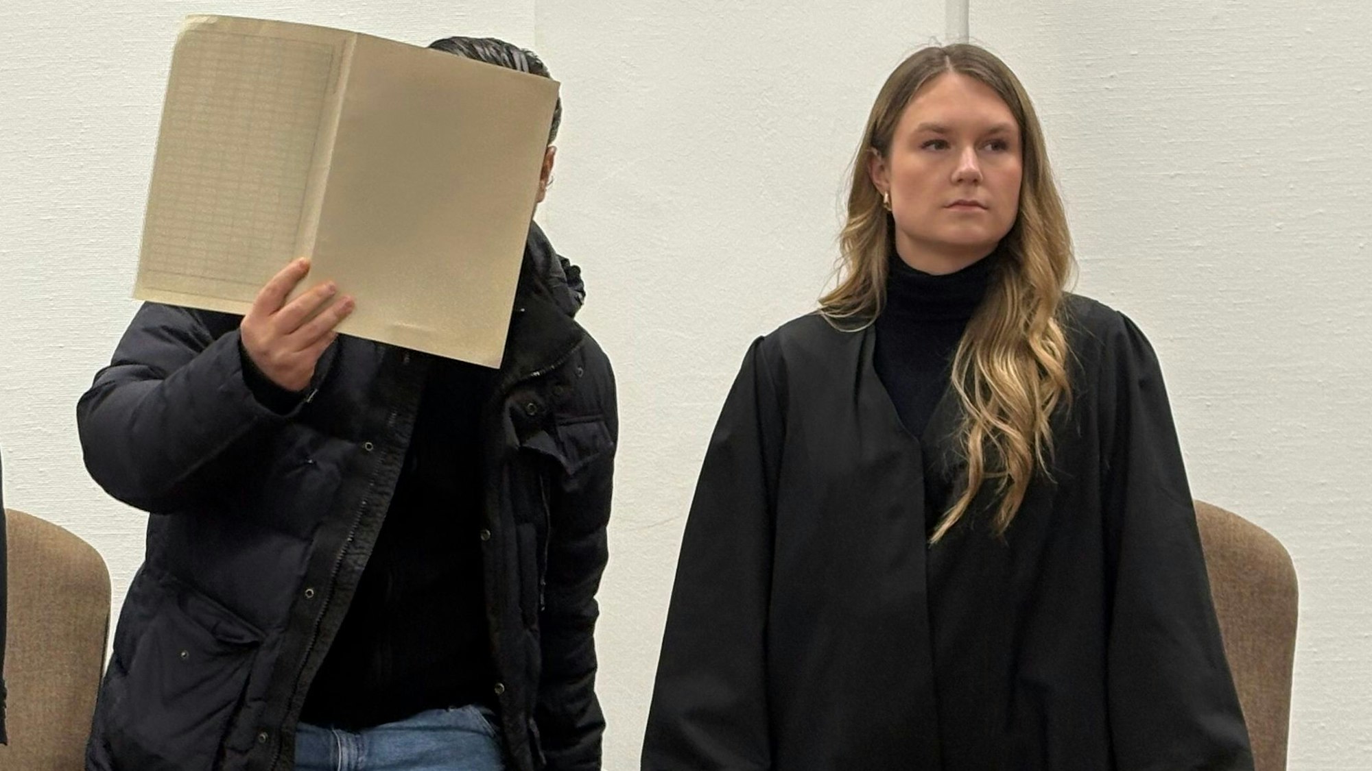 Der Angeklagte Botan I. mit seiner Verteidigerin Julia Stab beim Prozessauftakt im Kölner Landgericht