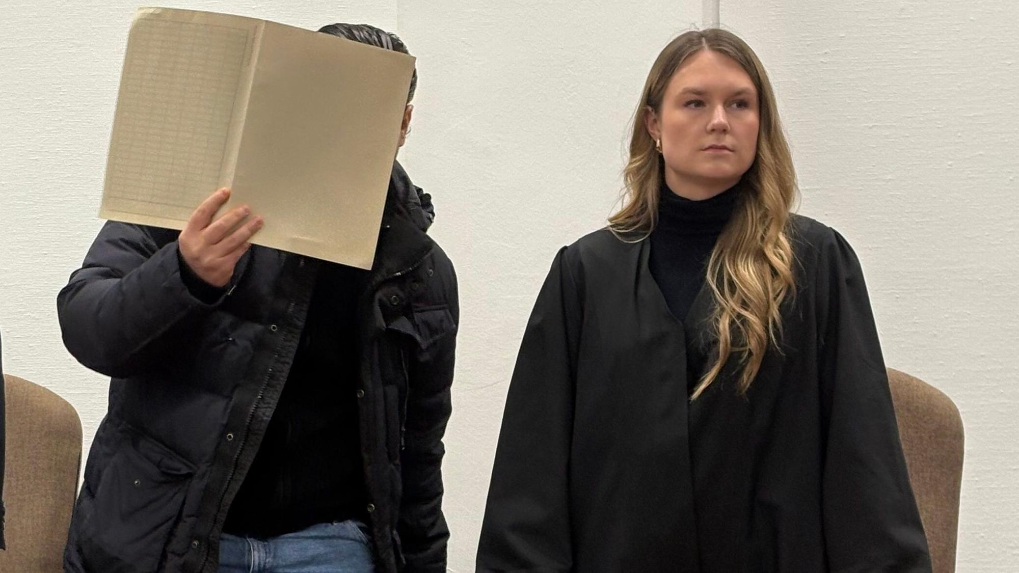 Der Angeklagte Botan I. mit seiner Verteidigerin Julia Stab beim Prozessauftakt im Kölner Landgericht
