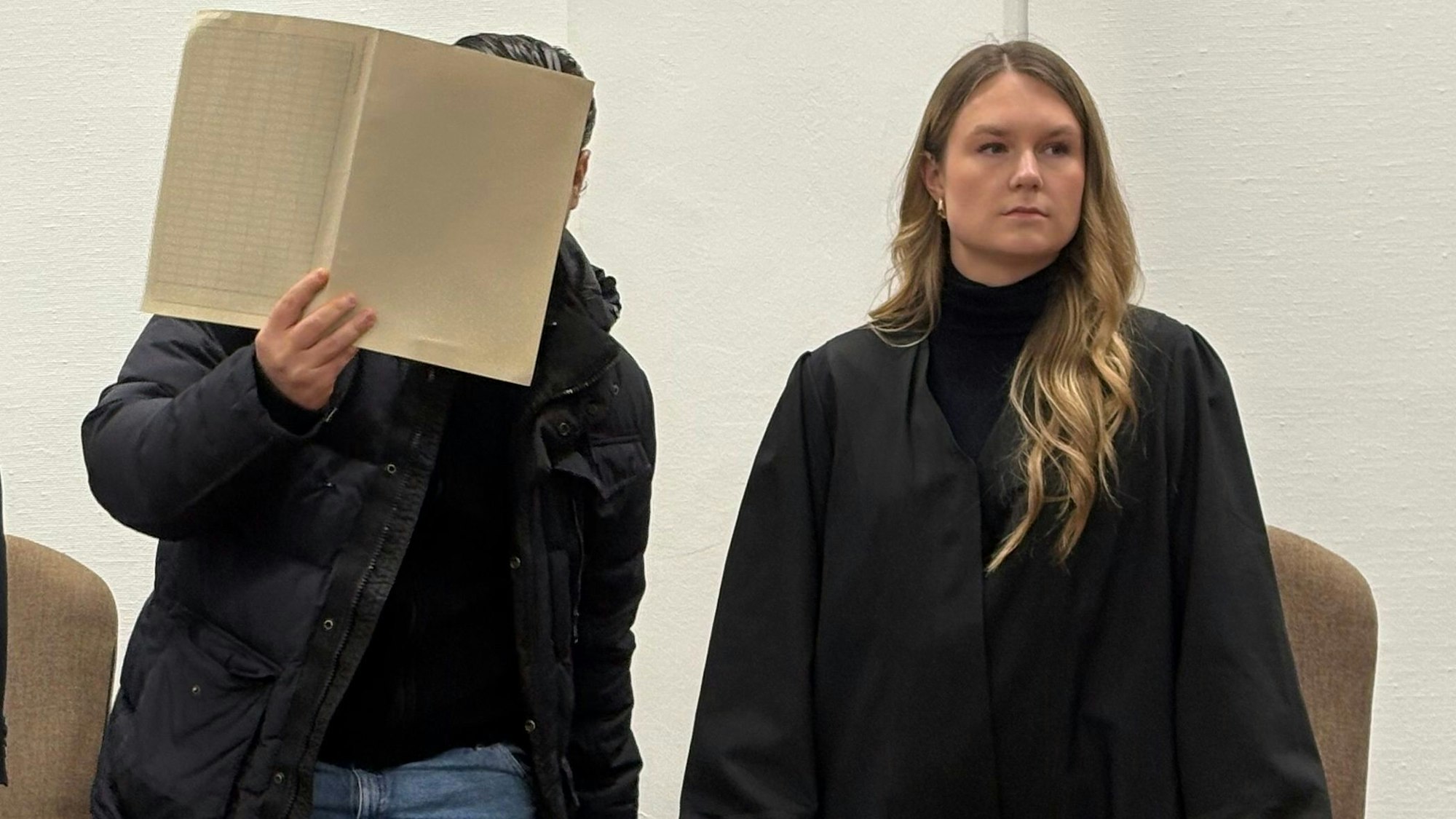 Der Angeklagte Botan I. mit seiner Verteidigerin Julia Stab beim Prozessauftakt im Kölner Landgericht