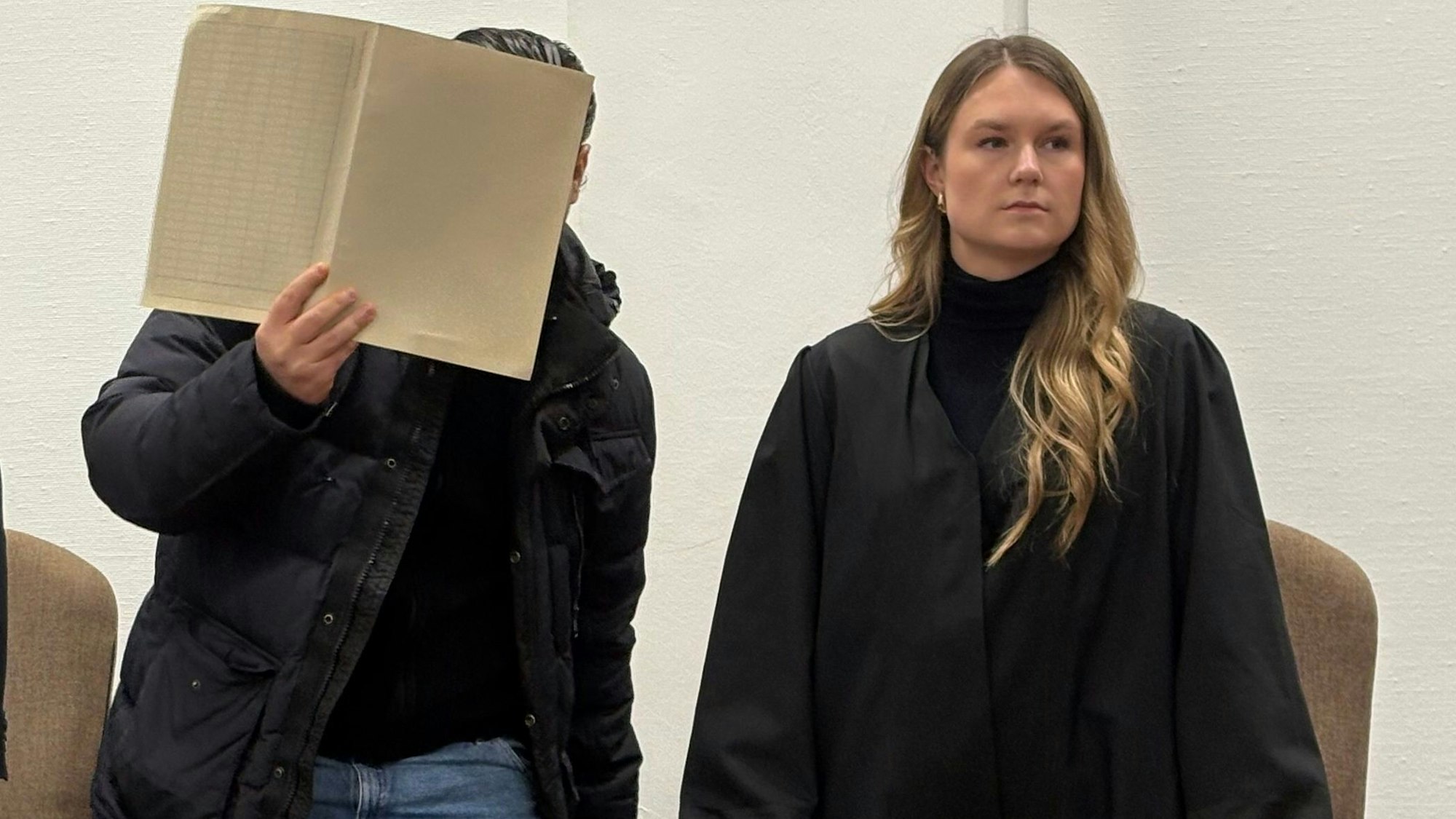 Der Angeklagte Botan I. mit seiner Verteidigerin Julia Stab beim Prozessauftakt im Kölner Landgericht