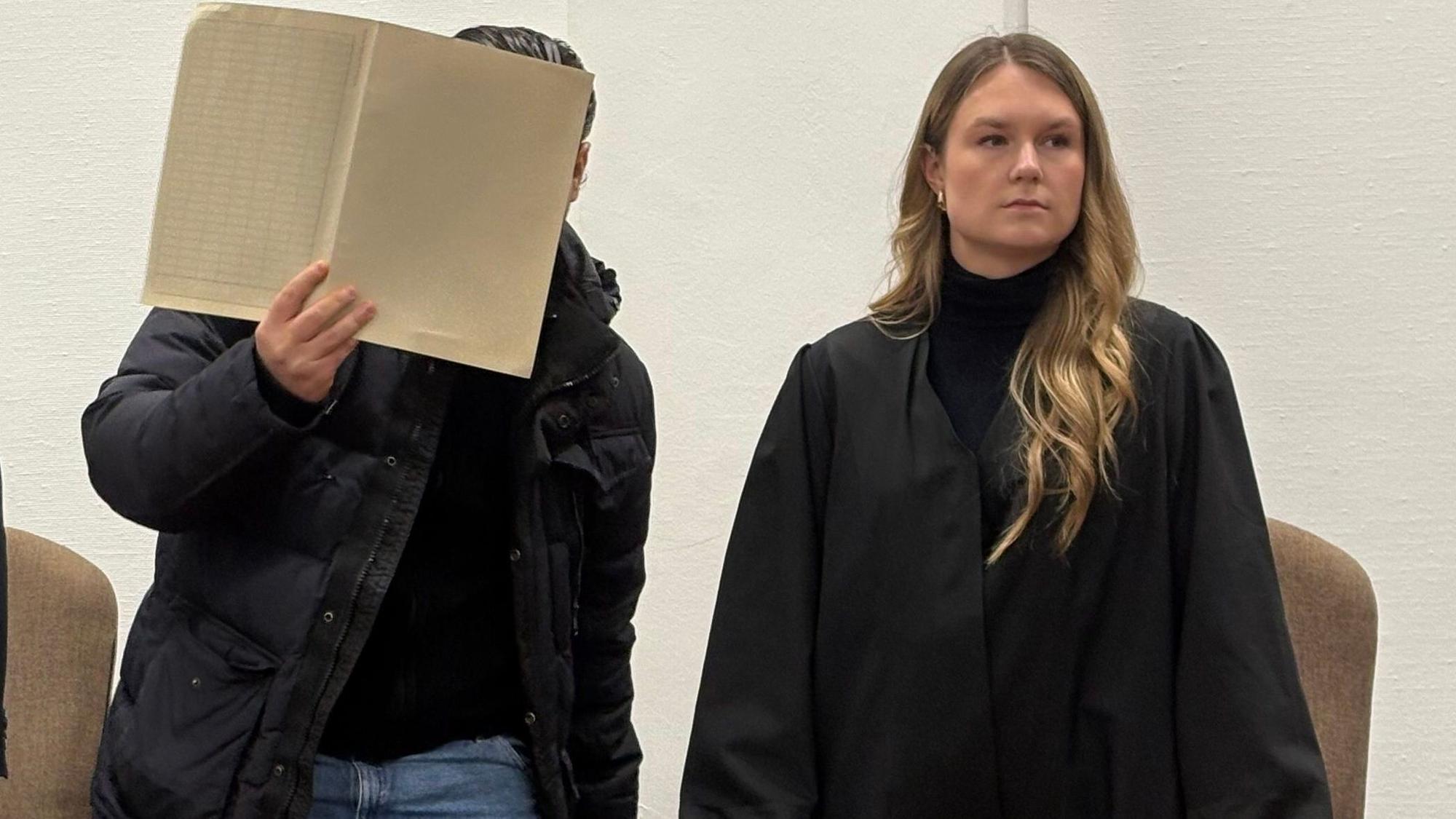 Der Angeklagte Botan I. mit seiner Verteidigerin Julia Stab beim Prozessauftakt im Kölner Landgericht