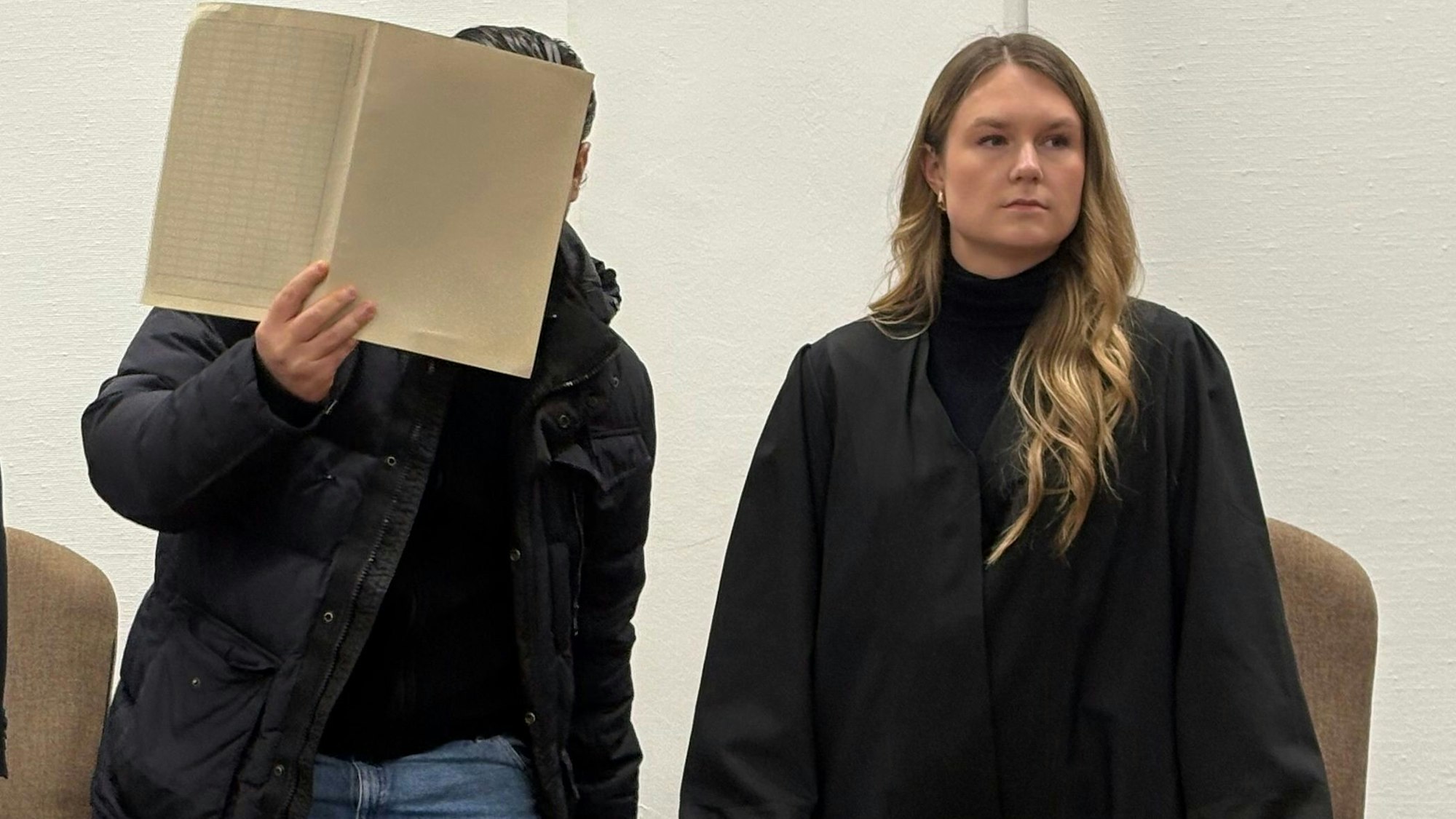 Der Angeklagte Botan I. mit seiner Verteidigerin Julia Stab beim Prozessauftakt im Kölner Landgericht