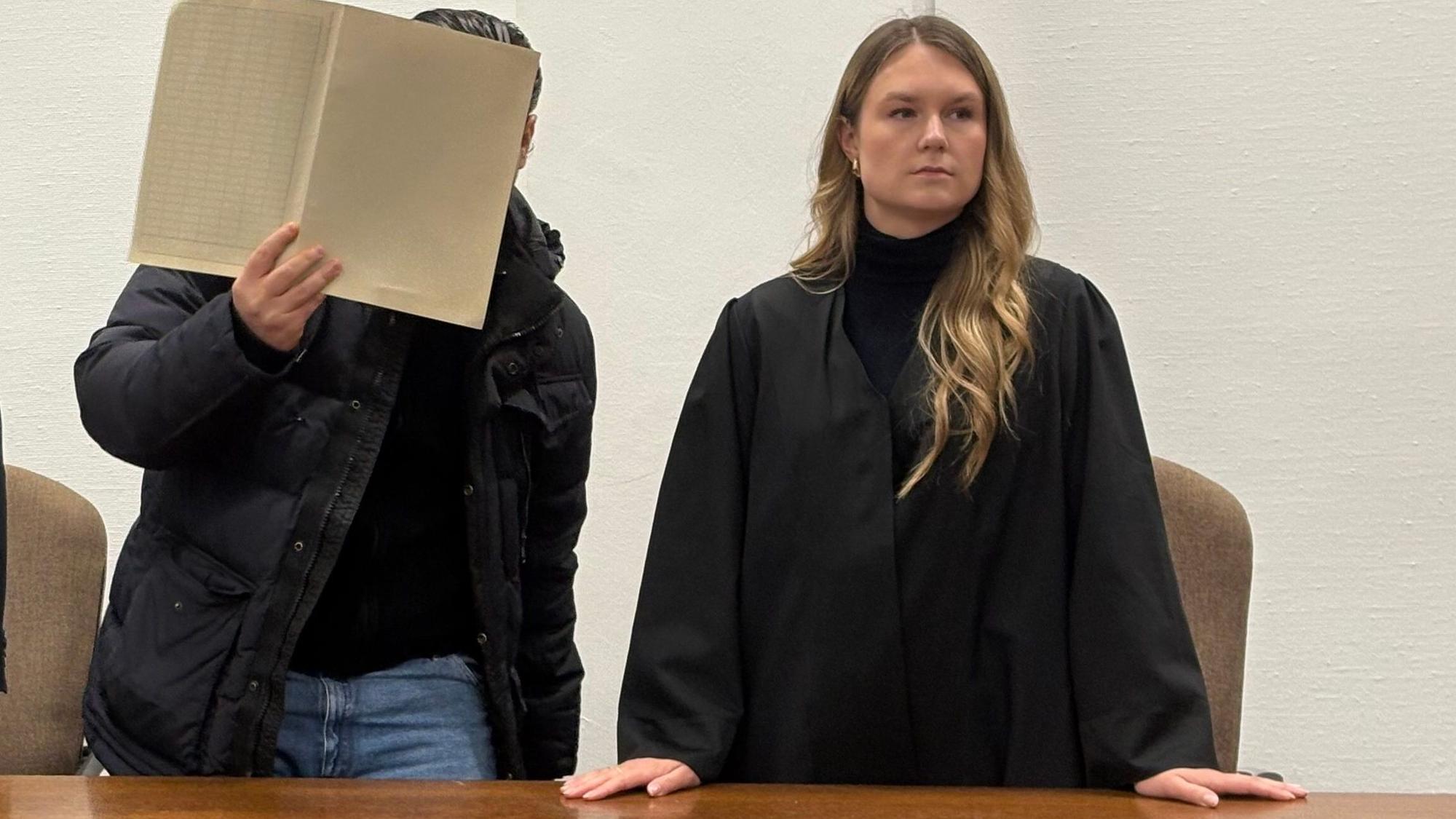 Der Angeklagte Botan I. mit seiner Verteidigerin Julia Stab beim Prozessauftakt im Kölner Landgericht