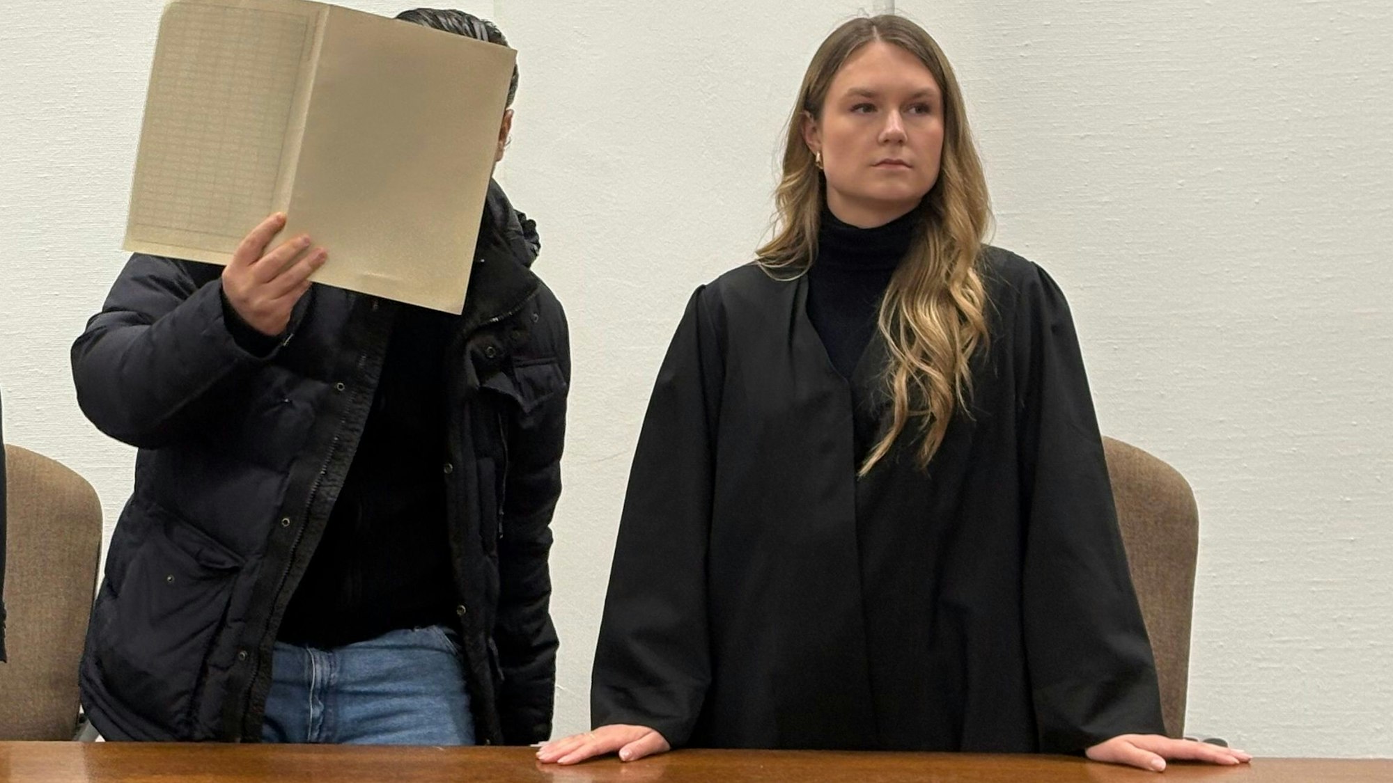 Der Angeklagte Botan I. mit seiner Verteidigerin Julia Stab beim Prozessauftakt im Kölner Landgericht