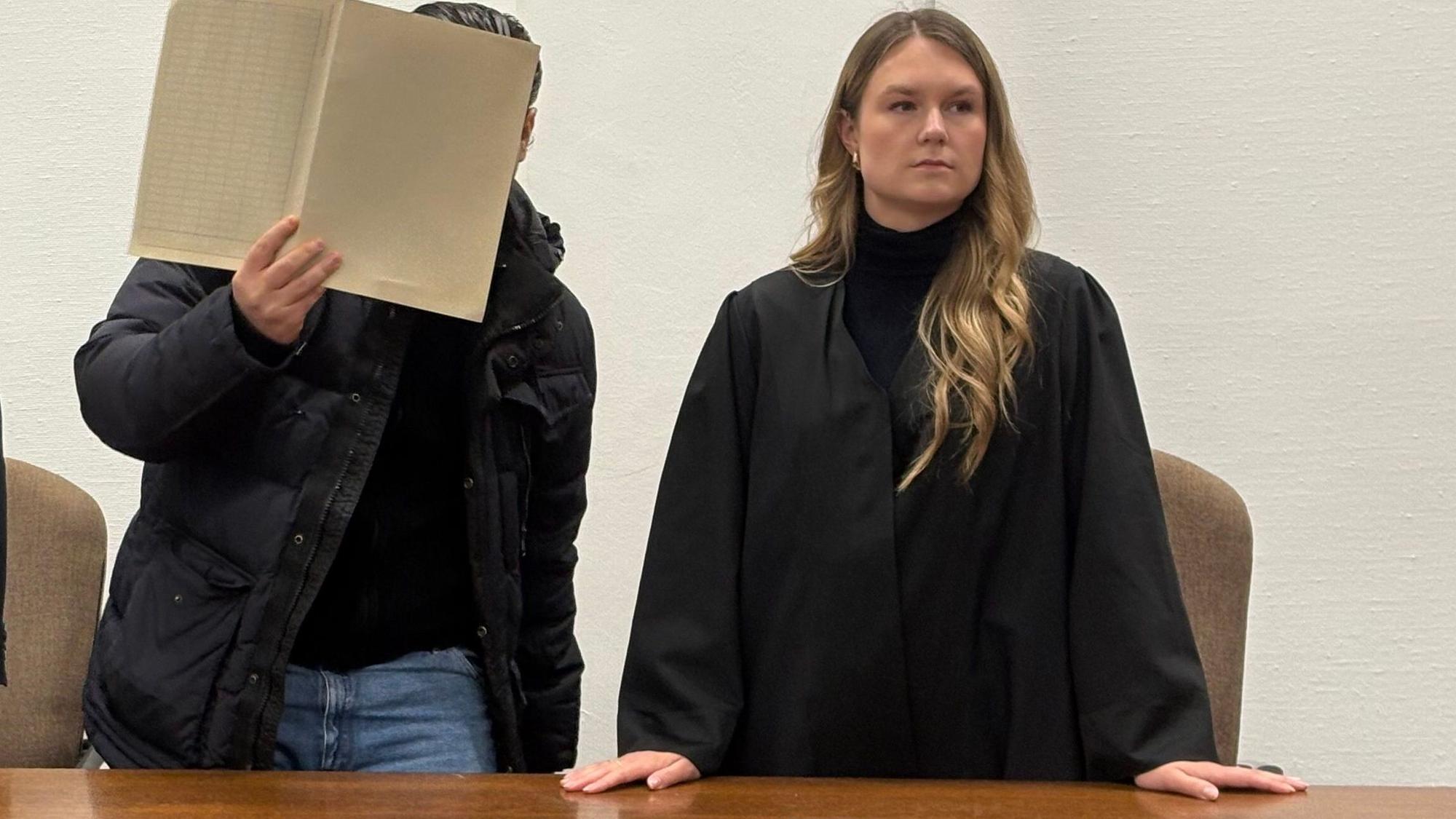 Der Angeklagte Botan I. mit seiner Verteidigerin Julia Stab beim Prozessauftakt im Kölner Landgericht.