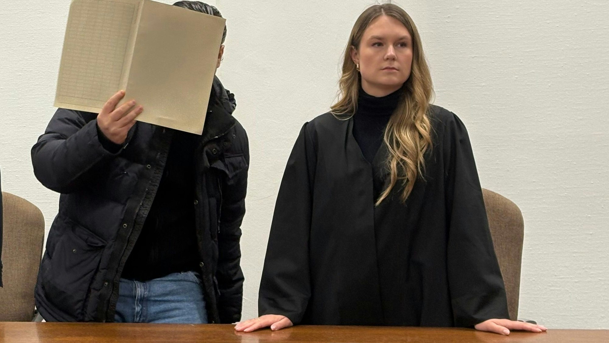 Der Angeklagte Botan I. mit seiner Verteidigerin Julia Stab beim Prozessauftakt im Kölner Landgericht.