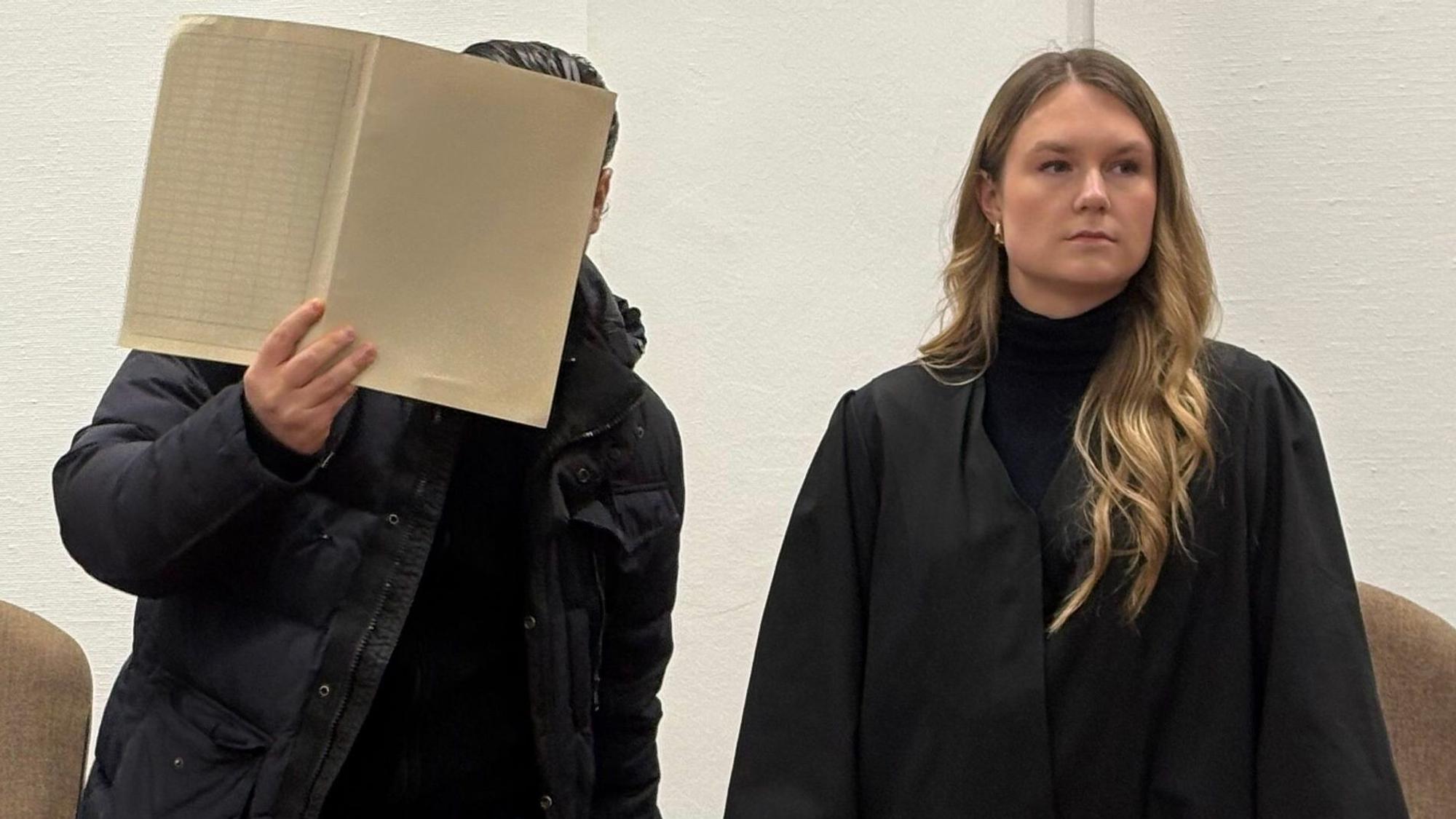 Der Angeklagte Botan I. mit seiner Verteidigerin Julia Stab beim Prozessauftakt im Kölner Landgericht