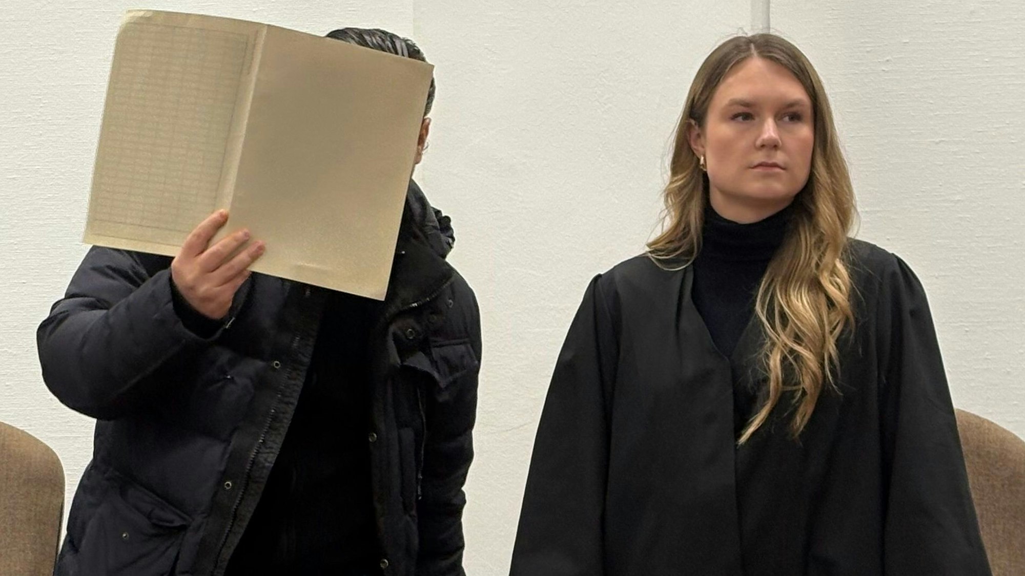 Der Angeklagte Botan I. mit seiner Verteidigerin Julia Stab beim Prozessauftakt im Kölner Landgericht