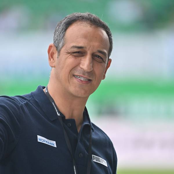 Rachid Azzouzi Sportdirektor Fuerth, Gestik, Einzelbild,angeschnittenes Einzelmotiv,Portraet,Portrait,Porträt,. Fussball 1. Bundesliga Saison 2021/2022, 2.Spieltag, Spieltag02 SpVgg Greuther Fuerth-Arminia Bielefeld 1-1, am 21.08.2021,Sportpark Ronhof Thomas Sommer in Fuerth *** Rachid Azzouzi sport director Fuerth , gesture, single picture, cut single motive, Portraet, portrait, portrait, football 1 federal league season 2021 2022, 2 matchday, matchday02 SpVgg Greuther Fuerth Arminia Bielefeld 1 1, on 21 08 2021, sport park Ronhof Thomas summer in Fuerth