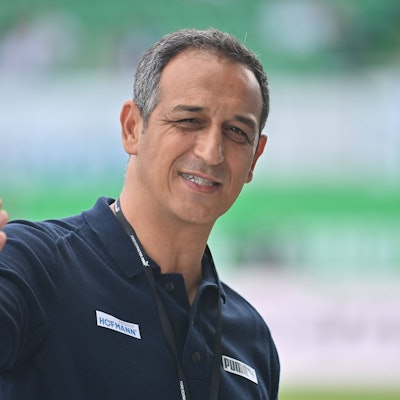 Rachid Azzouzi Sportdirektor Fuerth, Gestik, Einzelbild,angeschnittenes Einzelmotiv,Portraet,Portrait,Porträt,. Fussball 1. Bundesliga Saison 2021/2022, 2.Spieltag, Spieltag02 SpVgg Greuther Fuerth-Arminia Bielefeld 1-1, am 21.08.2021,Sportpark Ronhof Thomas Sommer in Fuerth *** Rachid Azzouzi sport director Fuerth , gesture, single picture, cut single motive, Portraet, portrait, portrait, football 1 federal league season 2021 2022, 2 matchday, matchday02 SpVgg Greuther Fuerth Arminia Bielefeld 1 1, on 21 08 2021, sport park Ronhof Thomas summer in Fuerth