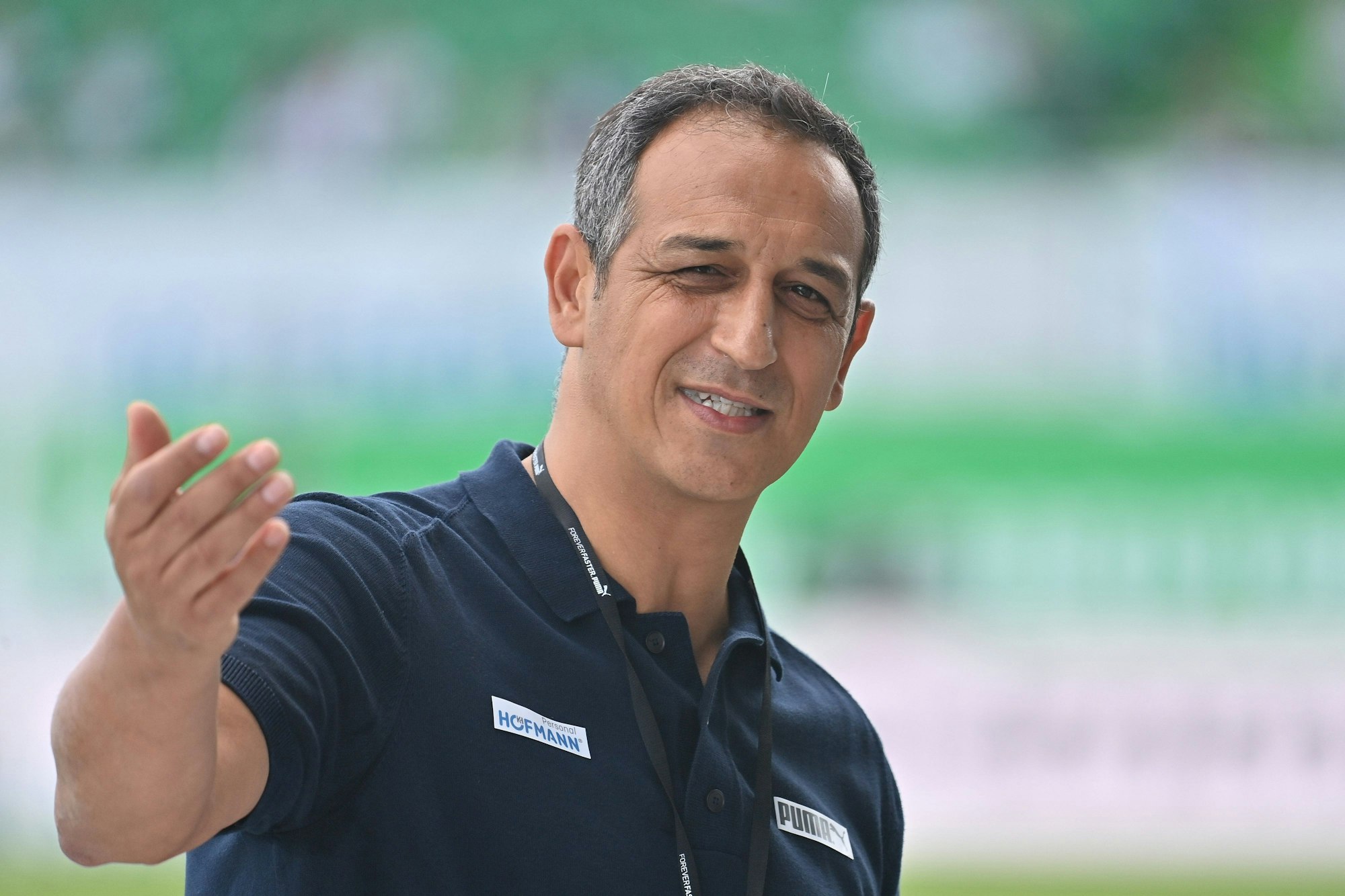 Rachid Azzouzi Sportdirektor Fuerth, Gestik, Einzelbild,angeschnittenes Einzelmotiv,Portraet,Portrait,Porträt,. Fussball 1. Bundesliga Saison 2021/2022, 2.Spieltag, Spieltag02 SpVgg Greuther Fuerth-Arminia Bielefeld 1-1, am 21.08.2021,Sportpark Ronhof Thomas Sommer in Fuerth *** Rachid Azzouzi sport director Fuerth , gesture, single picture, cut single motive, Portraet, portrait, portrait, football 1 federal league season 2021 2022, 2 matchday, matchday02 SpVgg Greuther Fuerth Arminia Bielefeld 1 1, on 21 08 2021, sport park Ronhof Thomas summer in Fuerth