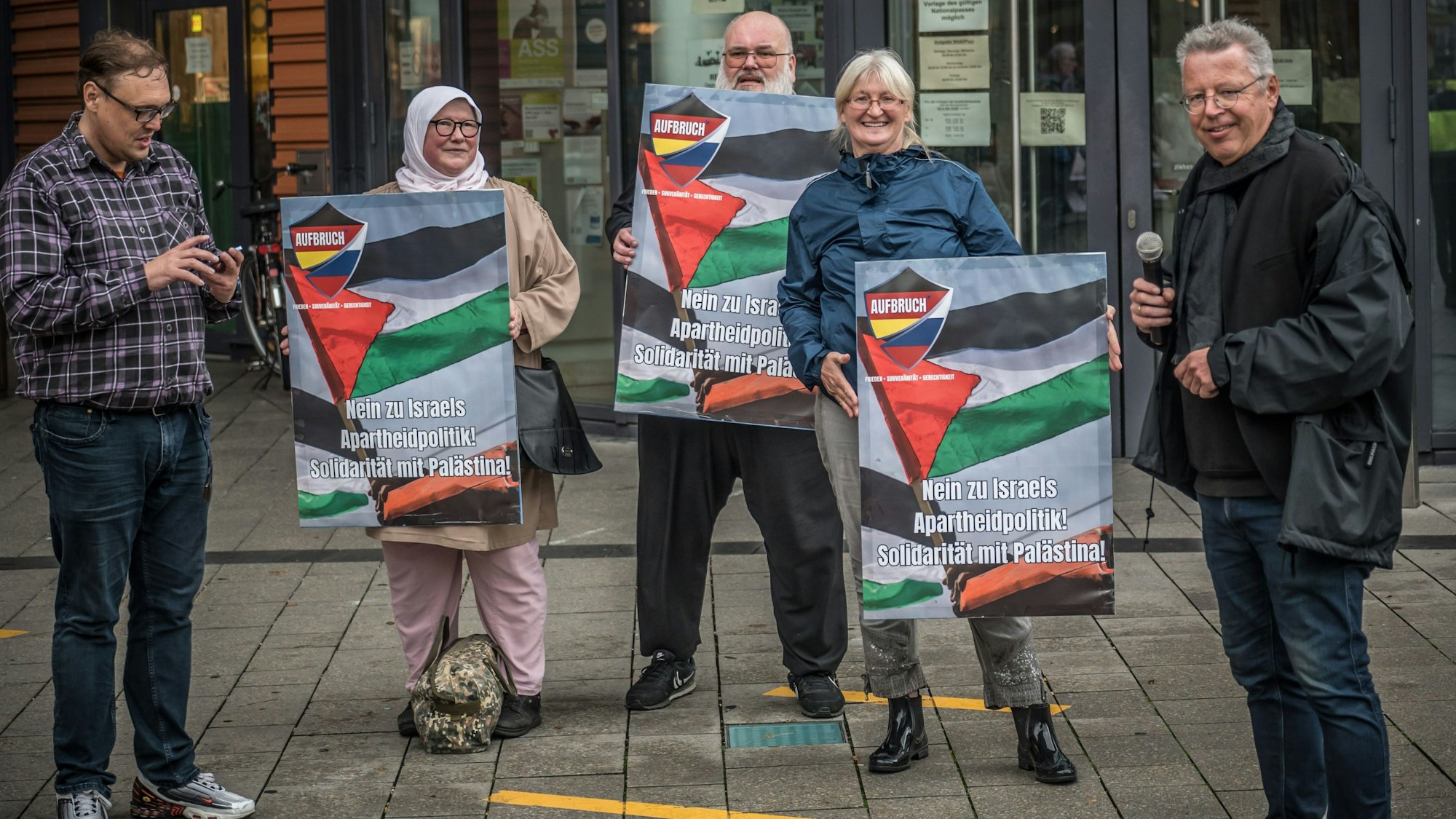 Mahnwache 2023: Rechtsextremist Markus Beisicht (r.) vom Leverkusener Aufbruch, zeigt sich gemeinsam mit Bernhard Falk (Mitte) und weiteren Mitstreitern auf dem Rathausvorplatz Leverkusen.