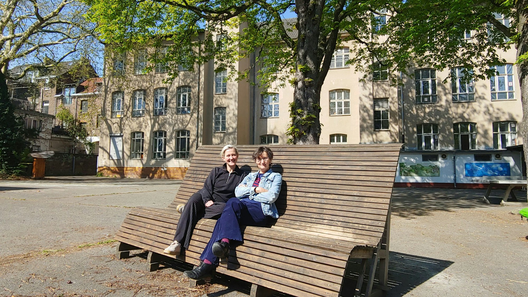Freuen sich über die gesicherte Heimat für das Kölner Allerweltshaus: Eva Schaaf (r.) und Jasmin Caspary im Hof des neuen Vereinssitzes an der Geisselstraße in Ehrenfeld.