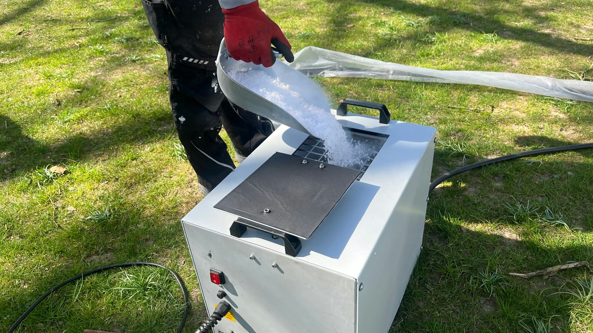 Das Trockeneis wird in das Gerät eingefüllt und klein gemahlen.