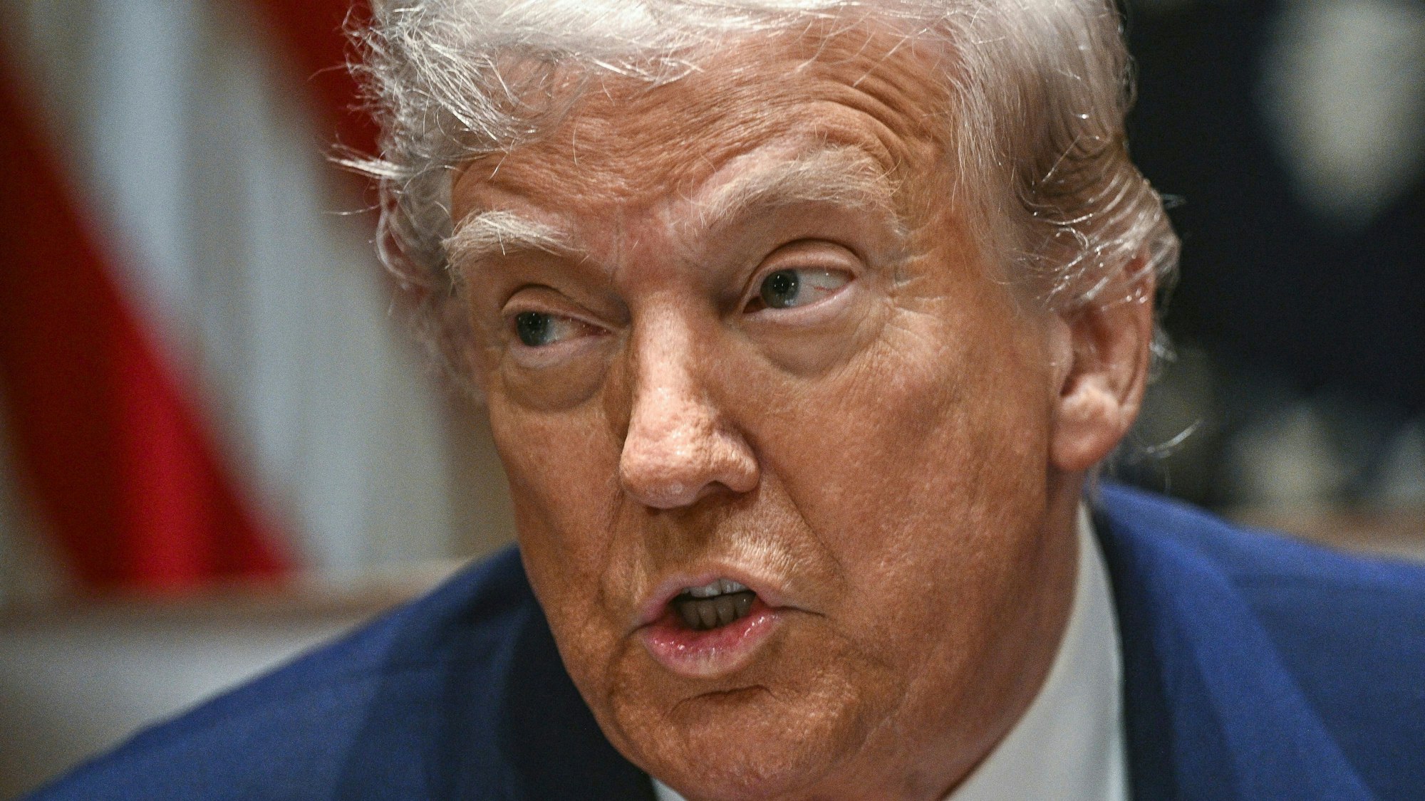 US-Präsident Donald Trump spricht bei einer Kabinettssitzung im Kabinettssaal des Weißen Hauses.