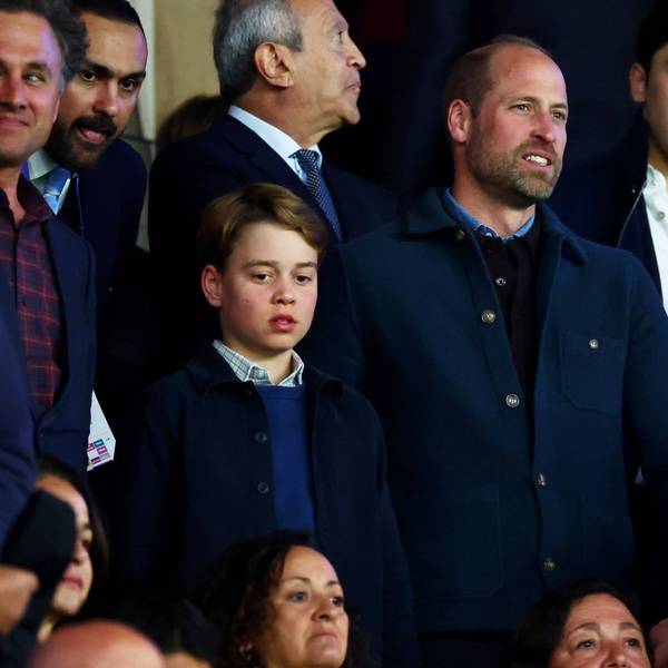 Prinz William und Prinz George auf der Tribüne.