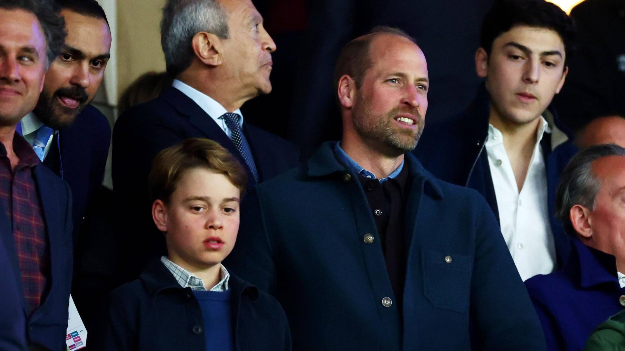 Prinz William und Prinz George auf der Tribüne.