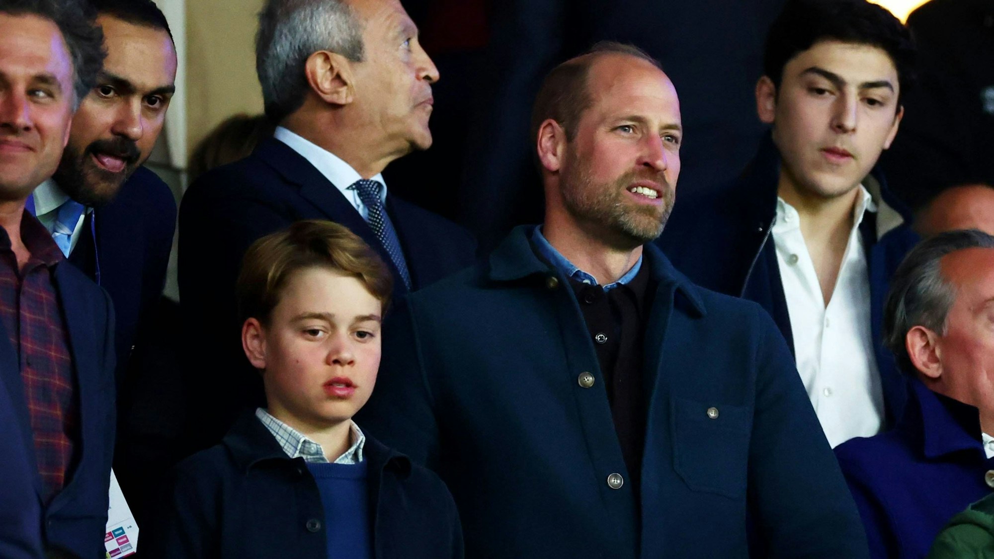 Prinz William und Prinz George auf der Tribüne.