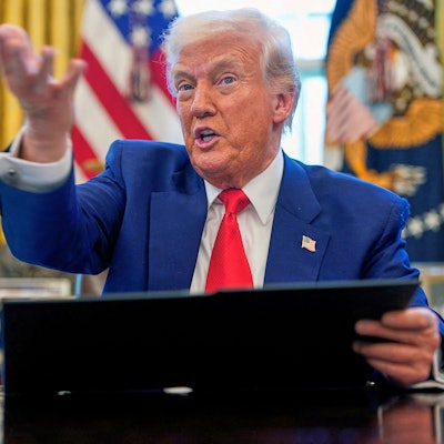 US-Präsident Donald Trump spricht, während er im Oval Office des Weißen Hauses Anordnungen unterzeichnet.