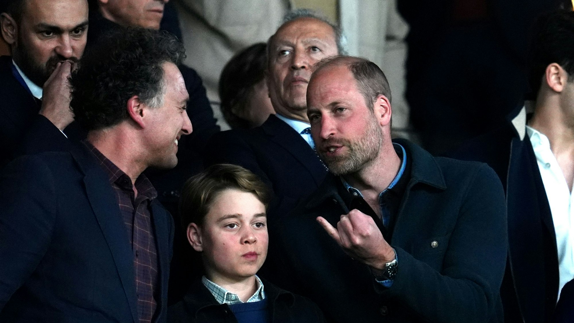Prinz William, Prince of Wales, gestikuliert neben seinem Sohn Prinz George auf der Tribüne während des Spiels.
