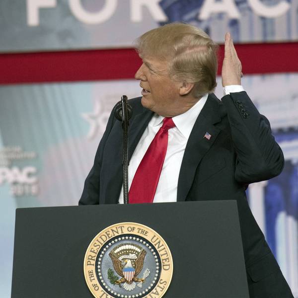 US-Präsident Donald Trump fährt sich durch die Haare.