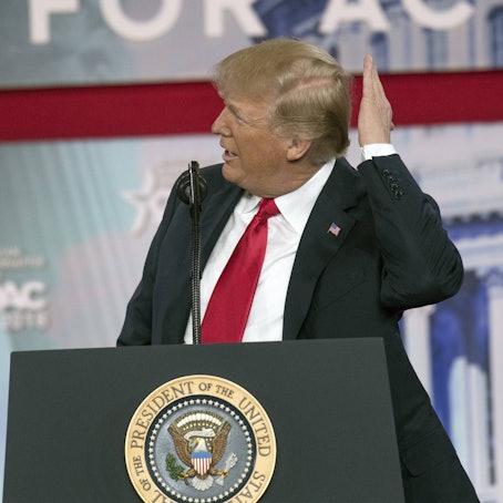 US-Präsident Donald Trump fährt sich durch die Haare.