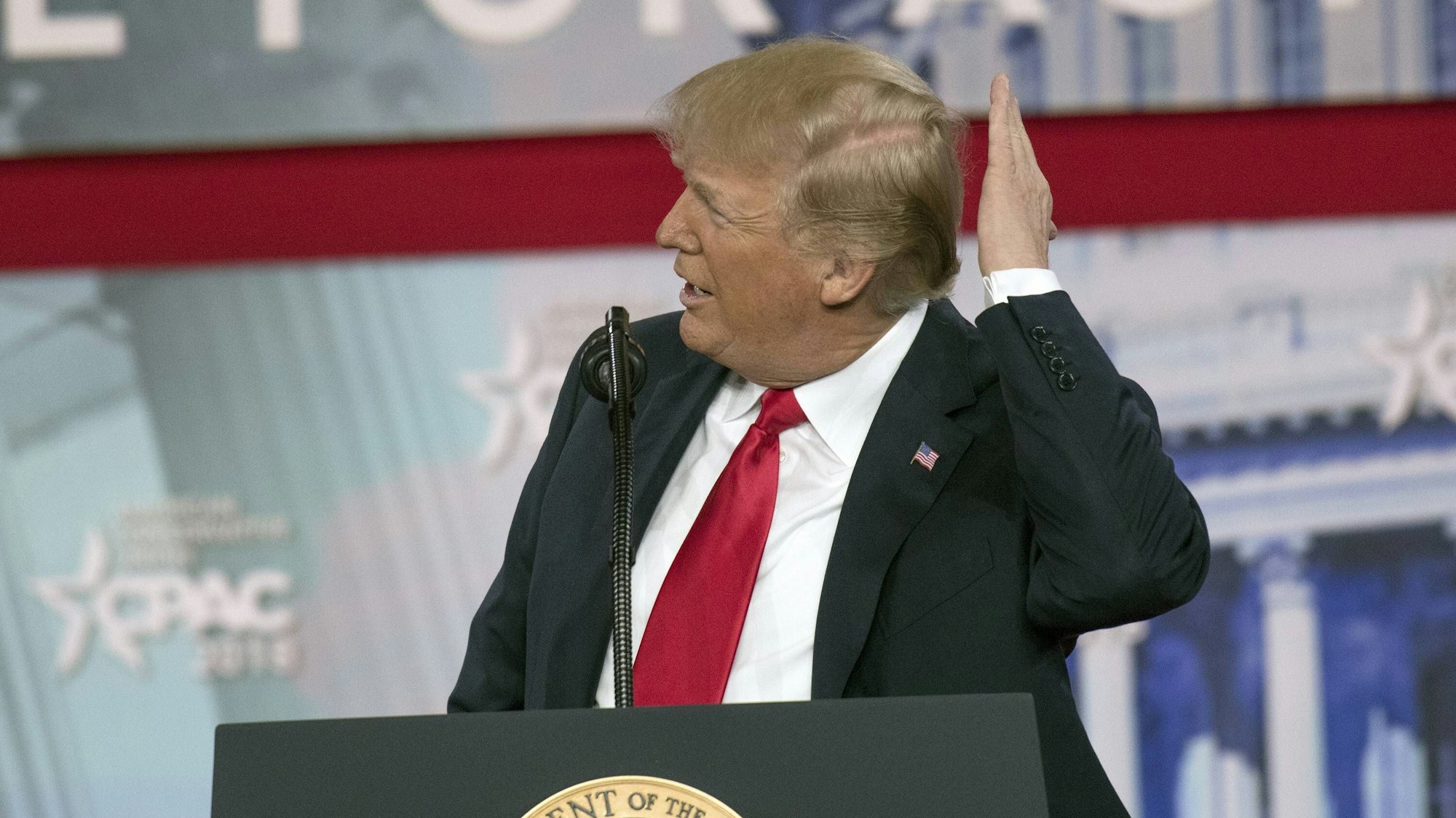 US-Präsident Donald Trump fährt sich durch die Haare.