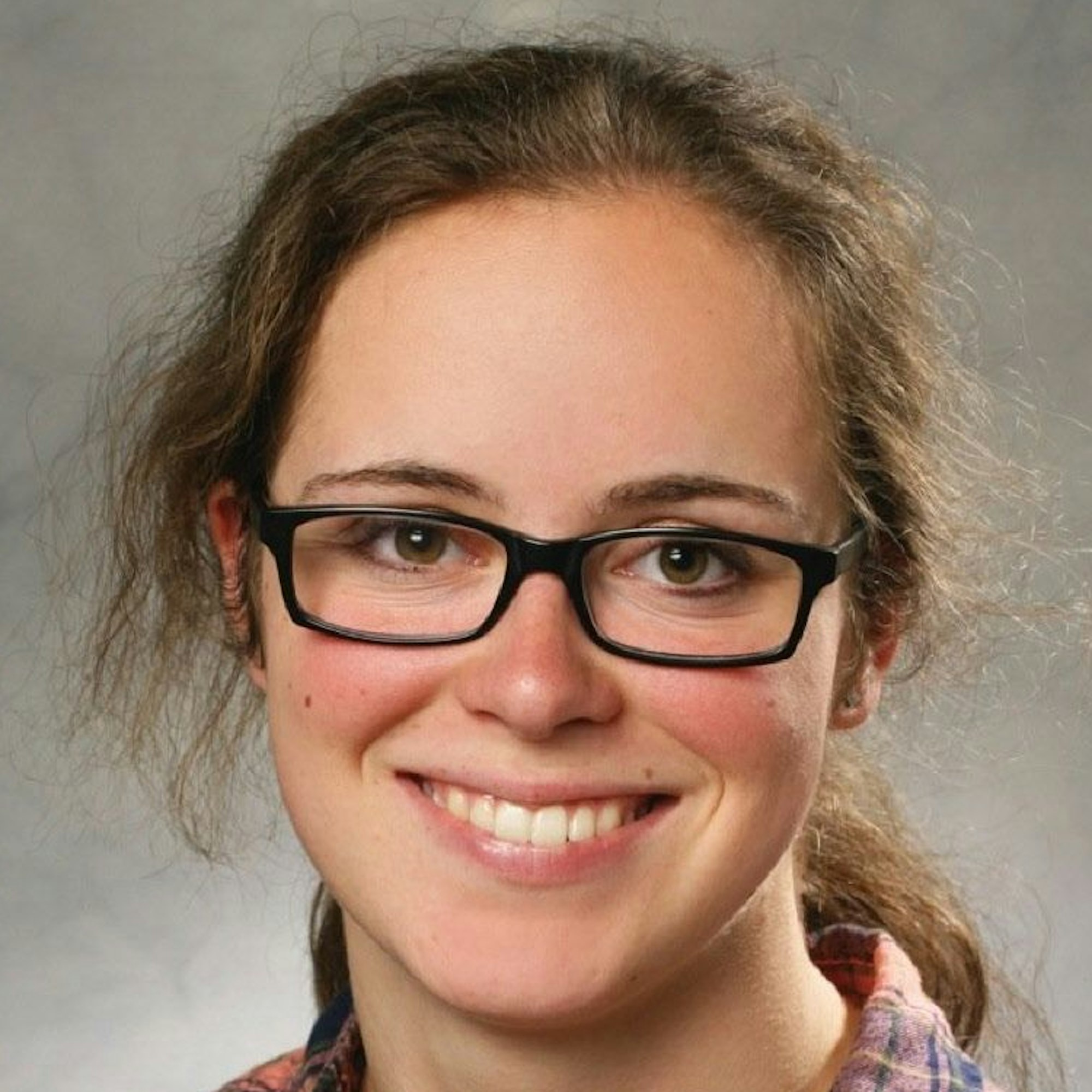 Das Porträtfoto zeigt Miriam Scheidel, die lächelt.