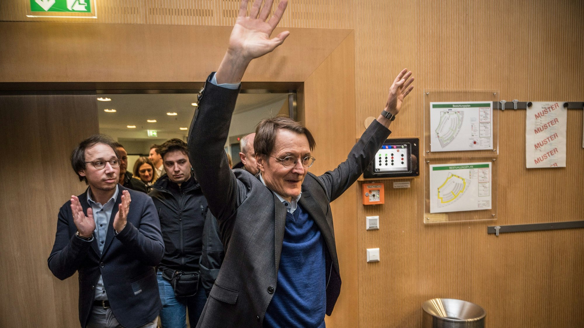 Karl Lauterbach zieht nach der Bundestagswahl 2024 jubelnd in den Ratssaal ein.