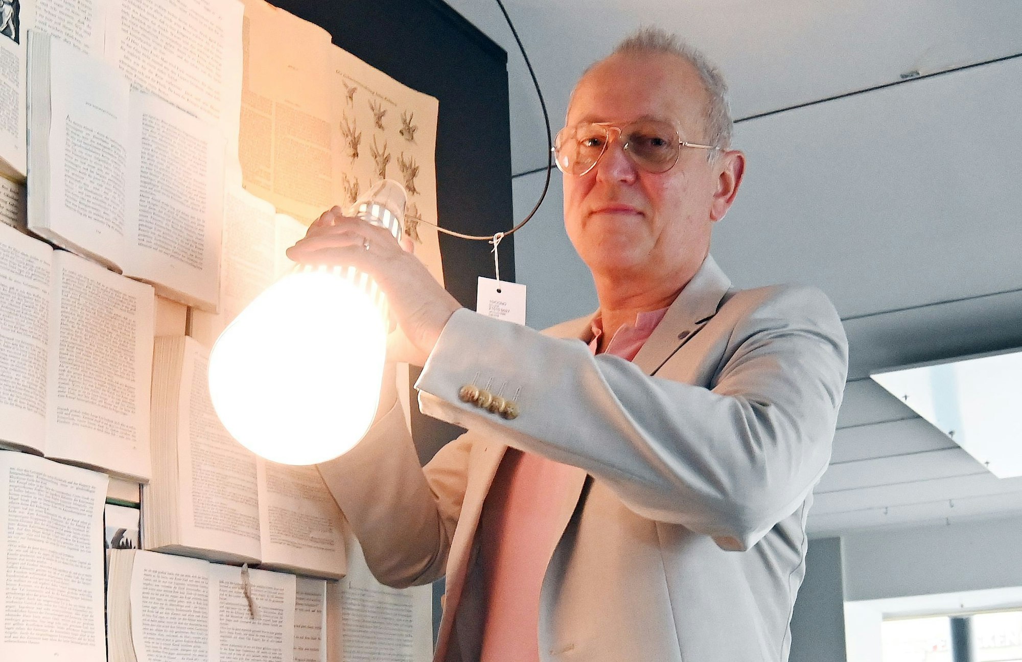 Stefan Brings nimmt die letzten Lampen im Laden ab.