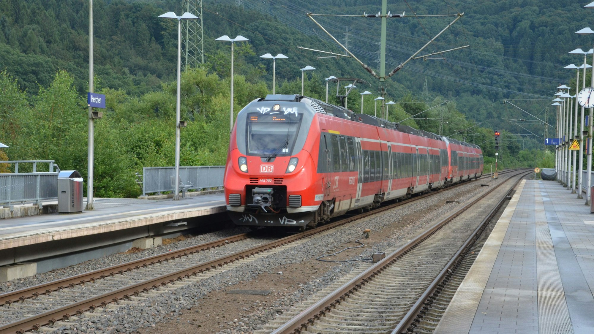 Regionalverkehr Züge auf der Siegstrecke am Bahnhof Herchen.