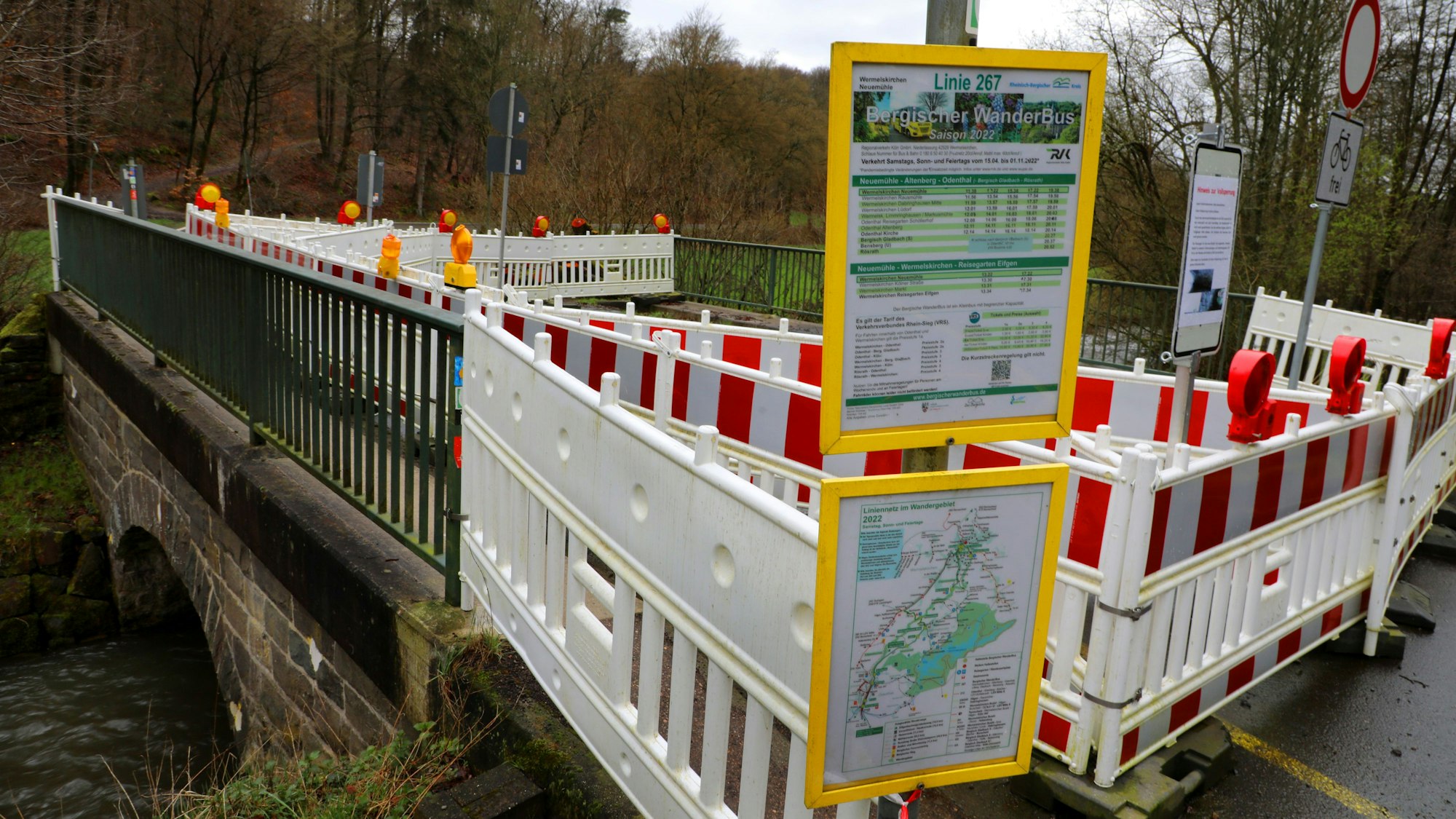 Rine Brücke über den eifgenbach in Wermelskirchen-Neuemhle ist mit Warnbaken abgesperrt.
