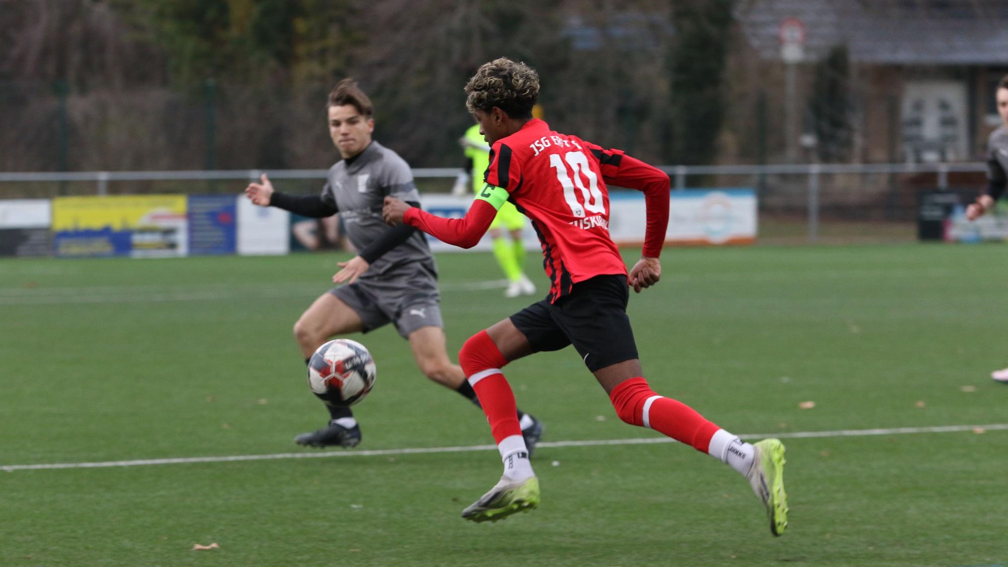 Aryan Suthaharan mit der Kapitänsbinde und der Trikotnummer zehn am Ball.