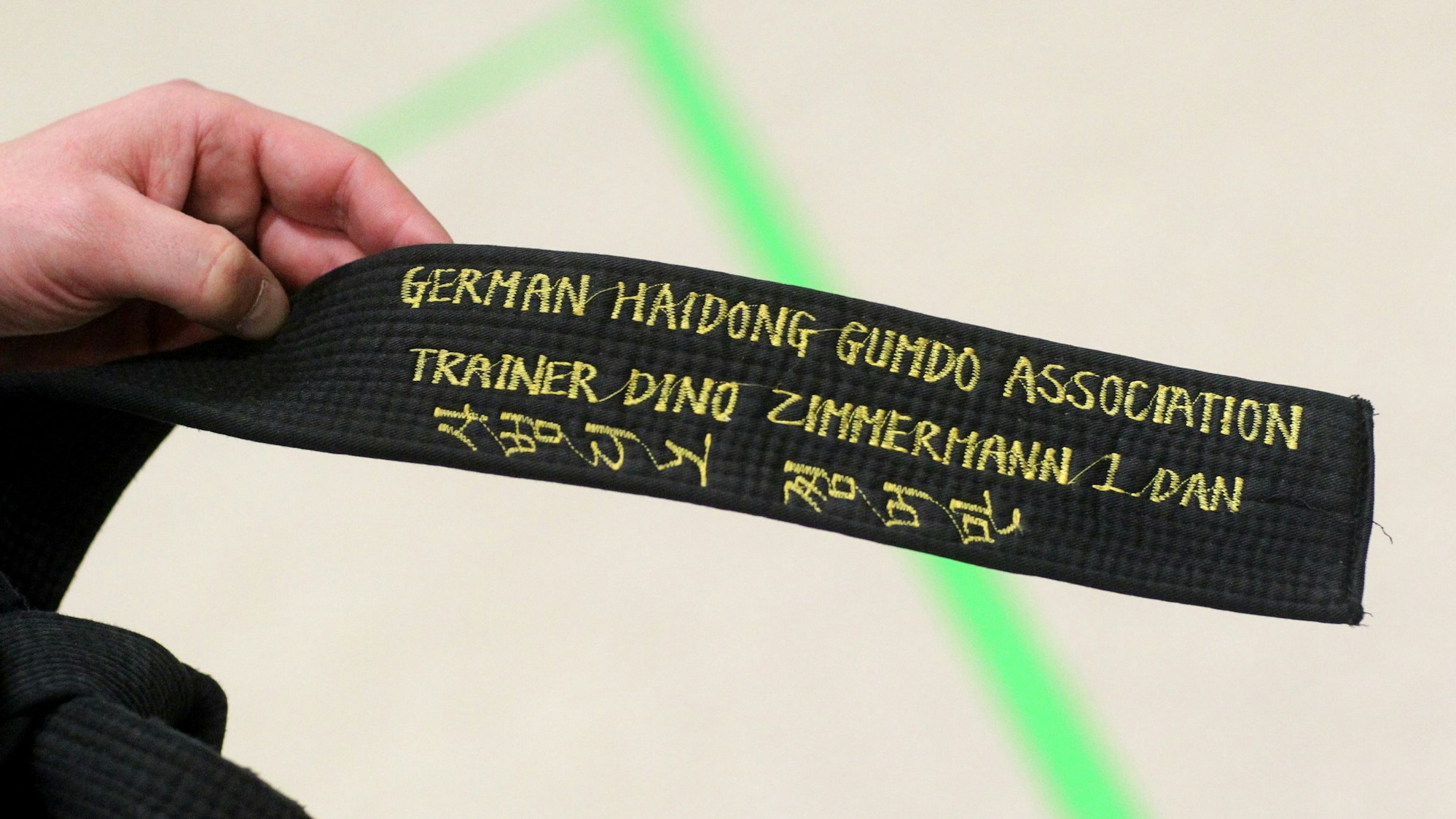 Zimmermanns Gürtel trägt den 1. Dan.