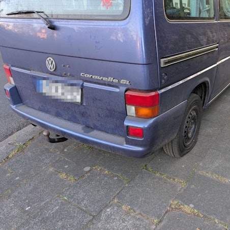 Ein zerstochener Reifen eines VW-Bullis