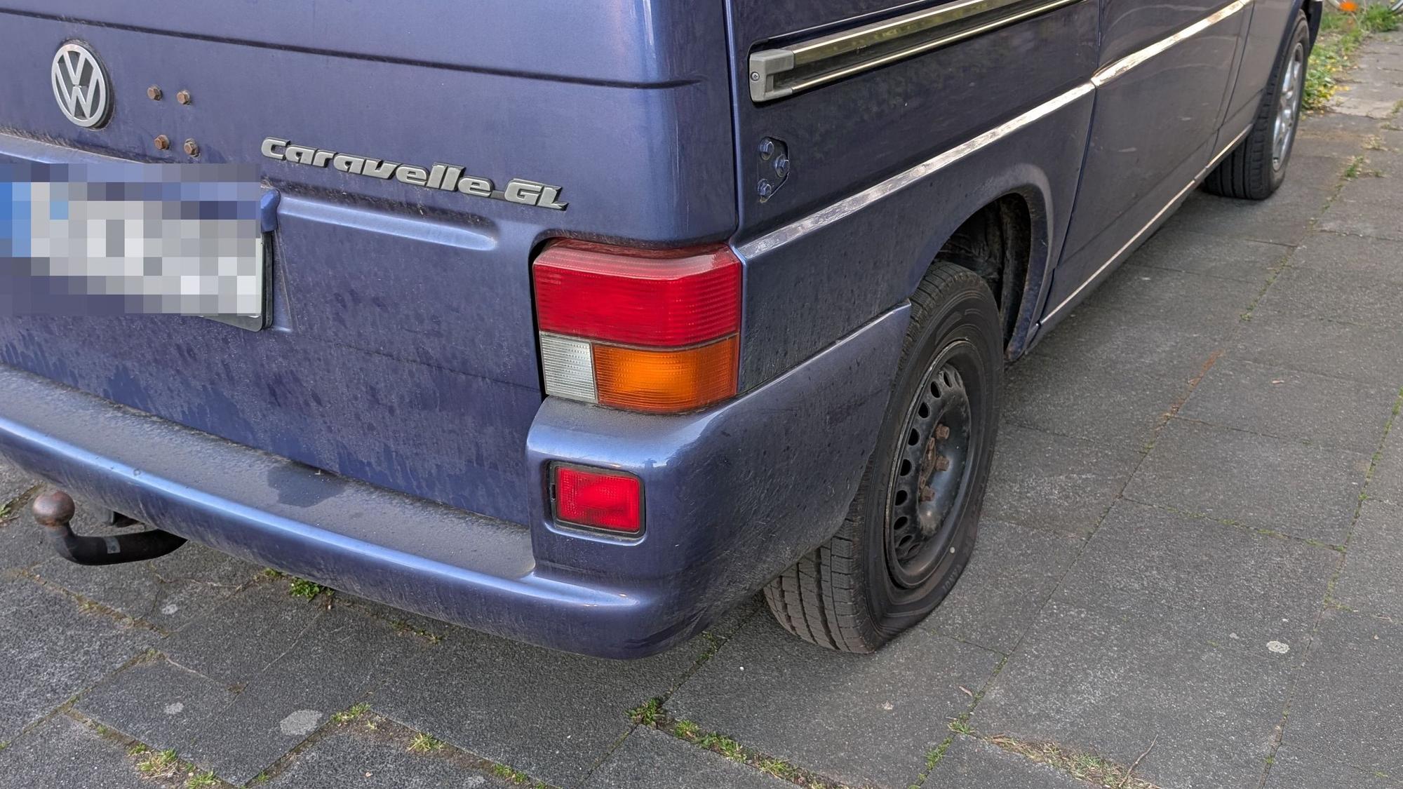Ein zerstochener Reifen eines VW-Bullis