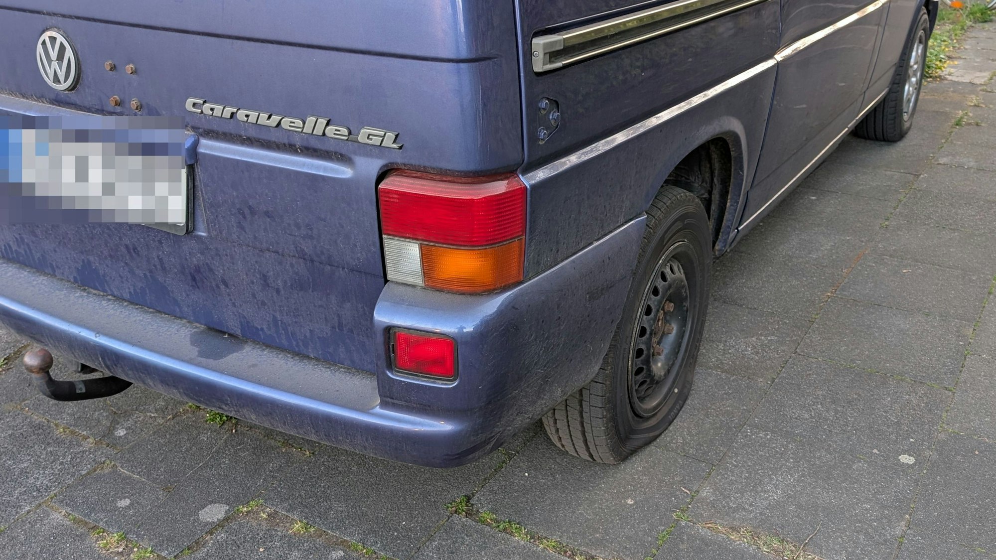 Ein zerstochener Reifen eines VW-Bullis