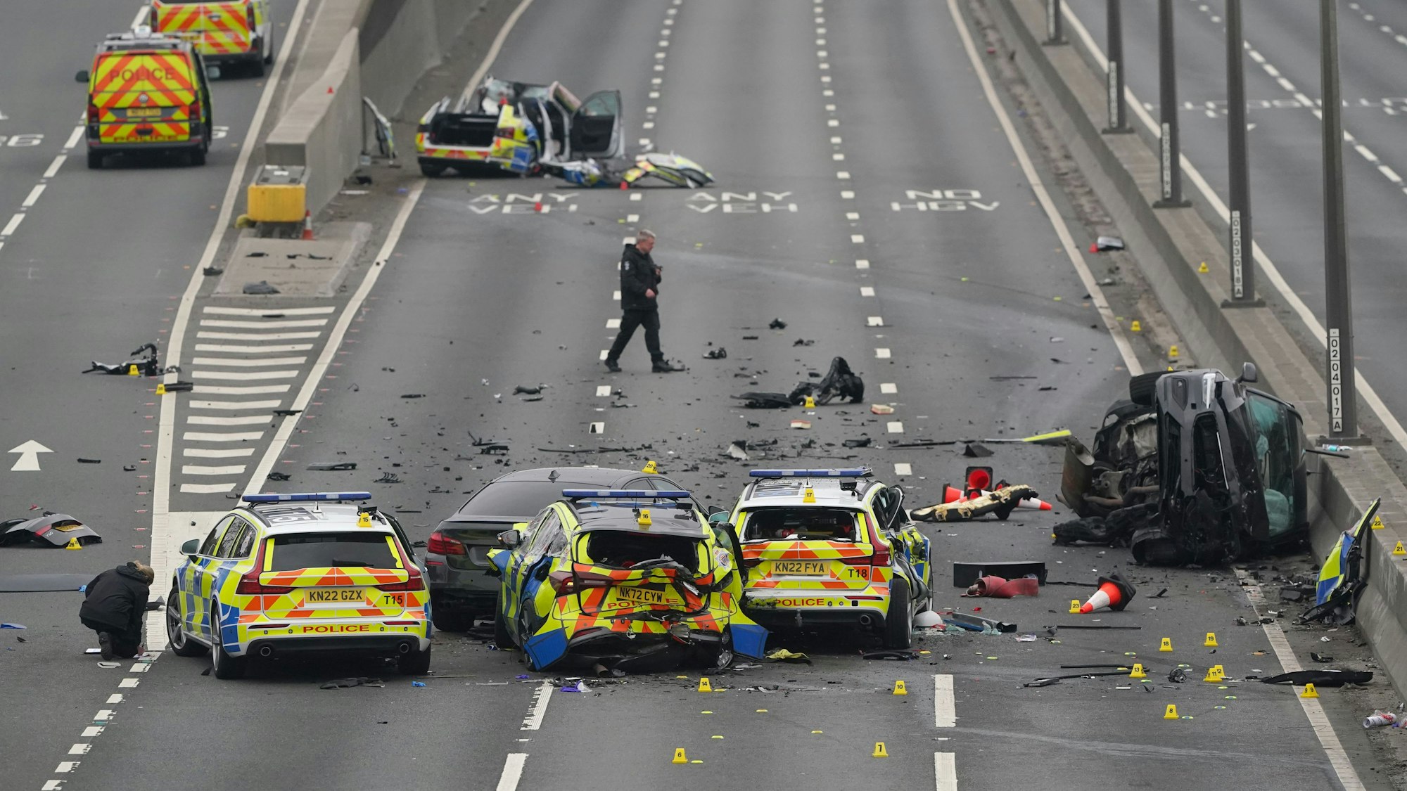 dpatopbilder - 09.04.2025, Großbritannien, Newcastle: Sechs Fahrzeuge - darunter zum Teil schwer beschädigte Polizeiwagen - stehen nach einem Zusammenstoß mehrerer Fahrzeuge auf der Autobahn 1. Foto: Owen Humphreys/PA Wire/dpa +++ dpa-Bildfunk +++
