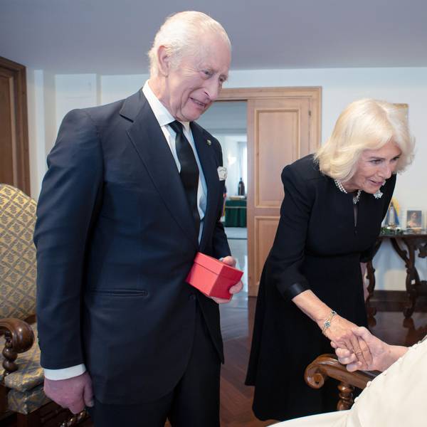 Papst Franziskus empfängt Großbritanniens König Charles III. und Königin Camilla zu einem privaten Gespräch im Vatikan.