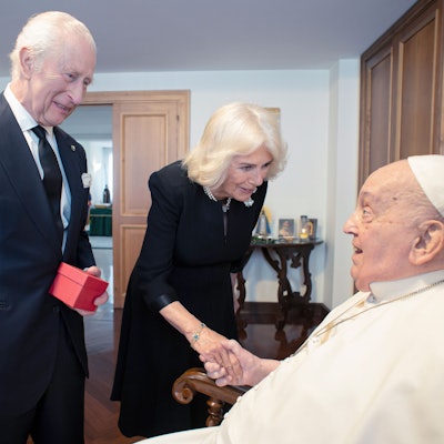 Papst Franziskus empfängt Großbritanniens König Charles III. und Königin Camilla zu einem privaten Gespräch im Vatikan.